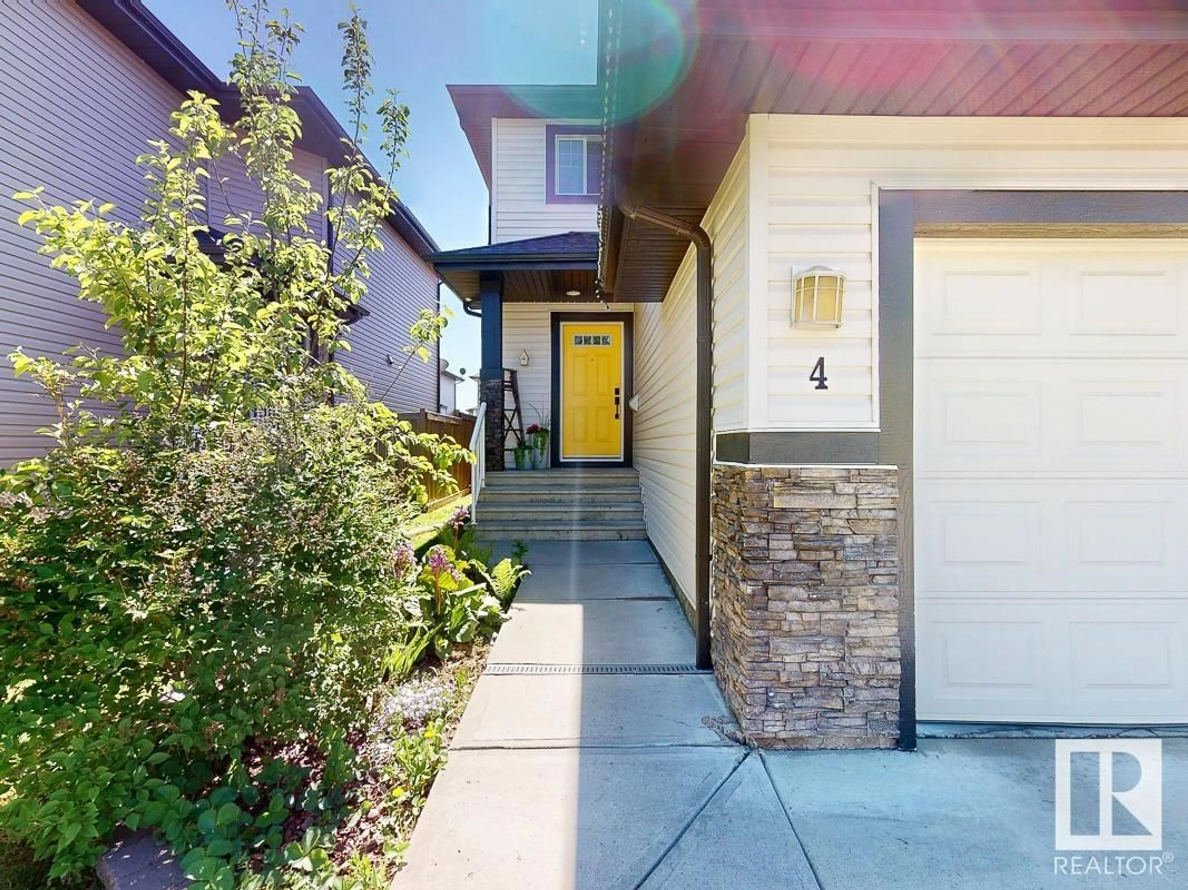 Indoor entryway for 4 HAMILTON CT, Spruce Grove Alberta T7X0K4