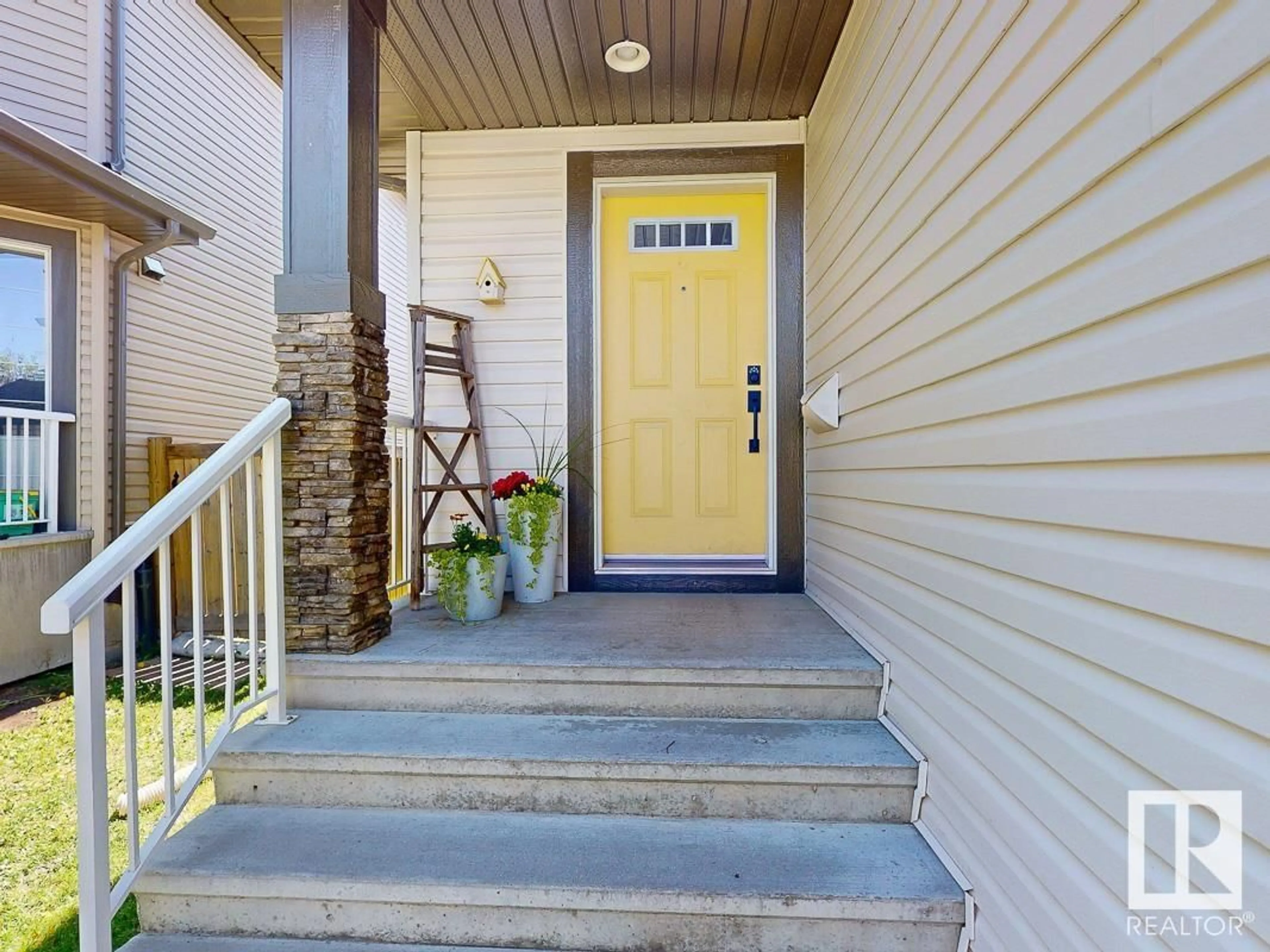 Indoor entryway for 4 HAMILTON CT, Spruce Grove Alberta T7X0K4