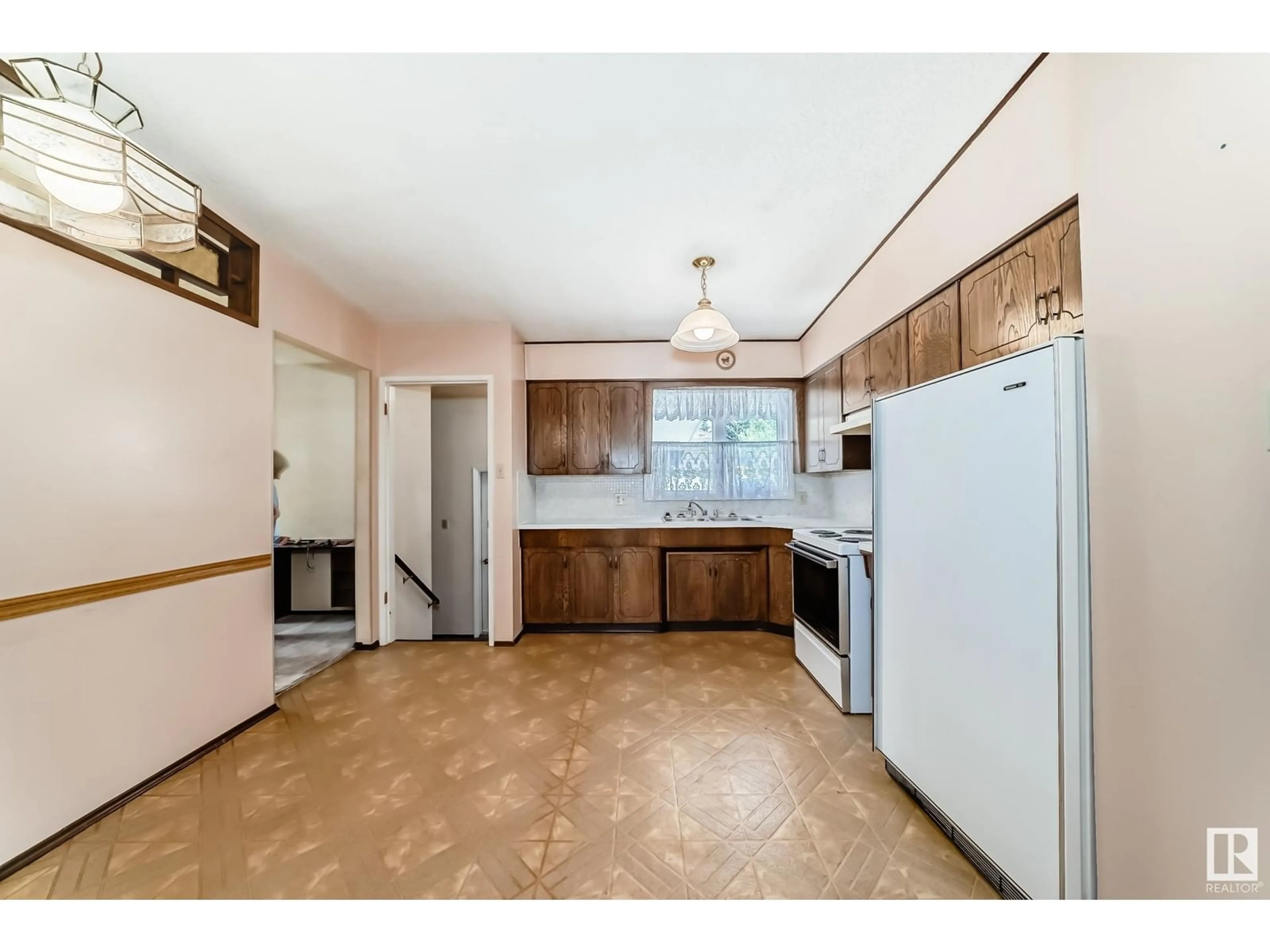 Standard kitchen, unknown for 10 MURRAY CR, St. Albert Alberta T8N2E6