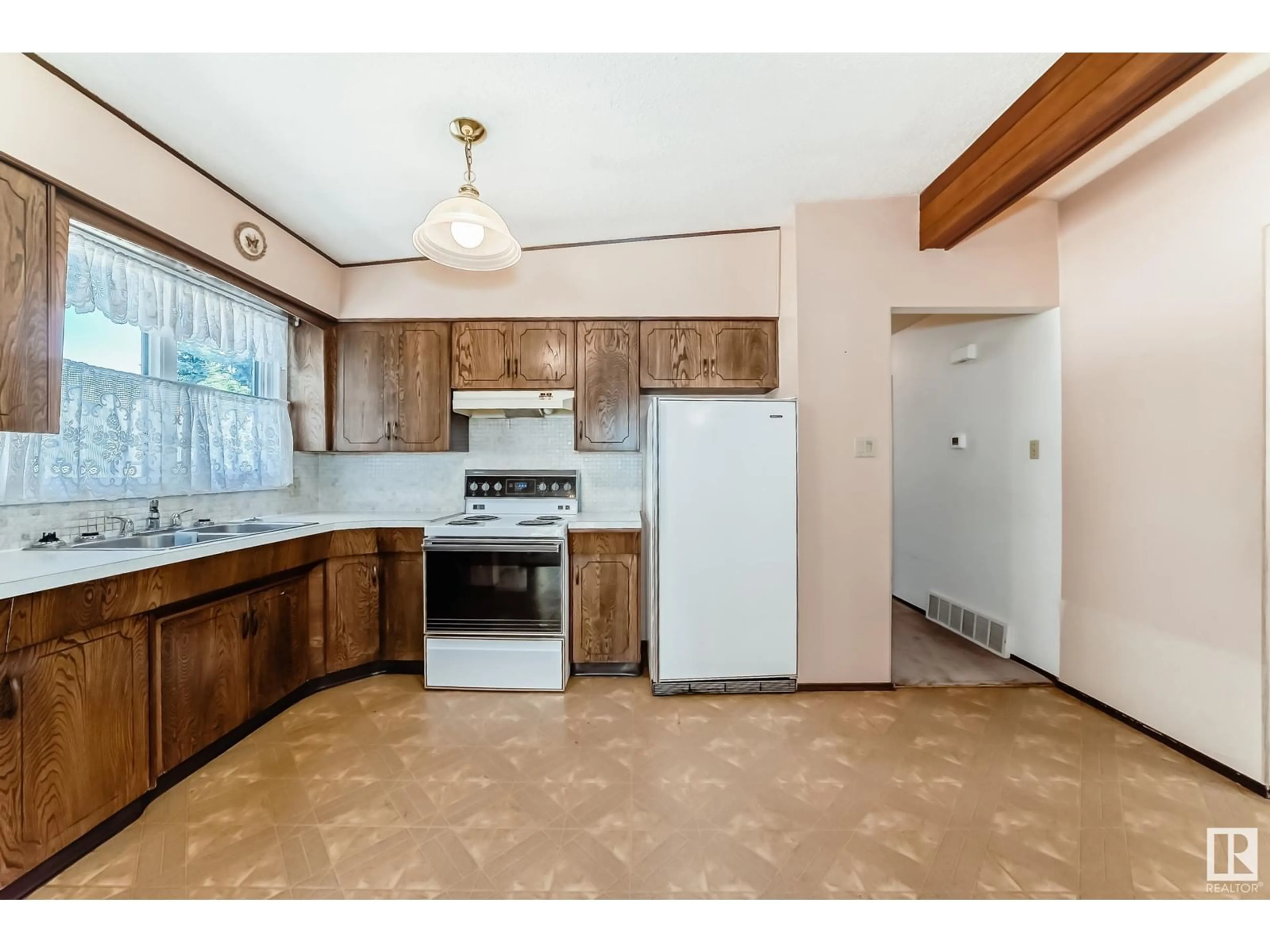 Standard kitchen, unknown for 10 MURRAY CR, St. Albert Alberta T8N2E6