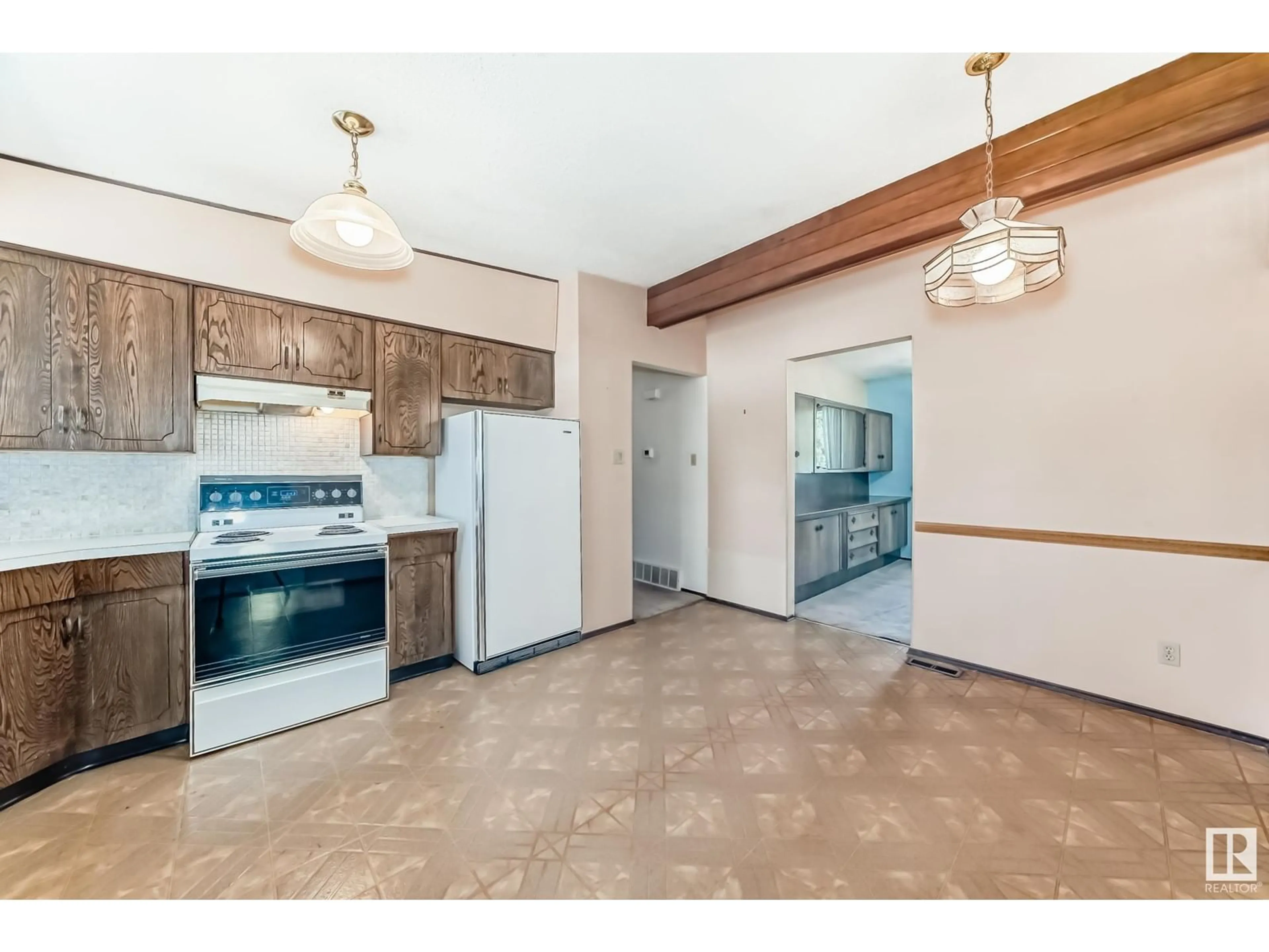 Open concept kitchen, ceramic/tile floor for 10 MURRAY CR, St. Albert Alberta T8N2E6