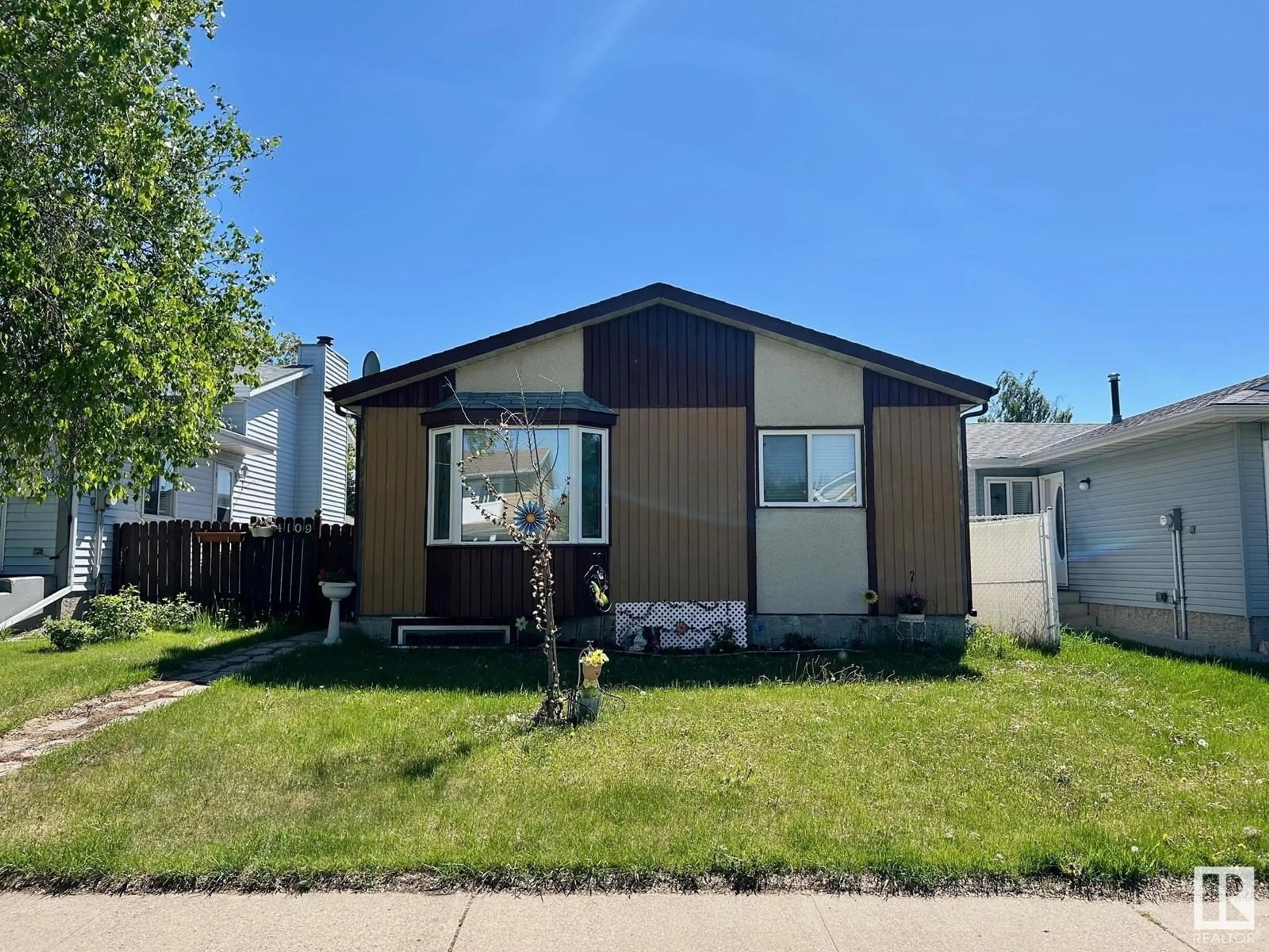 Home with vinyl exterior material, street for 4109 38 ST, Edmonton Alberta T6L5E5
