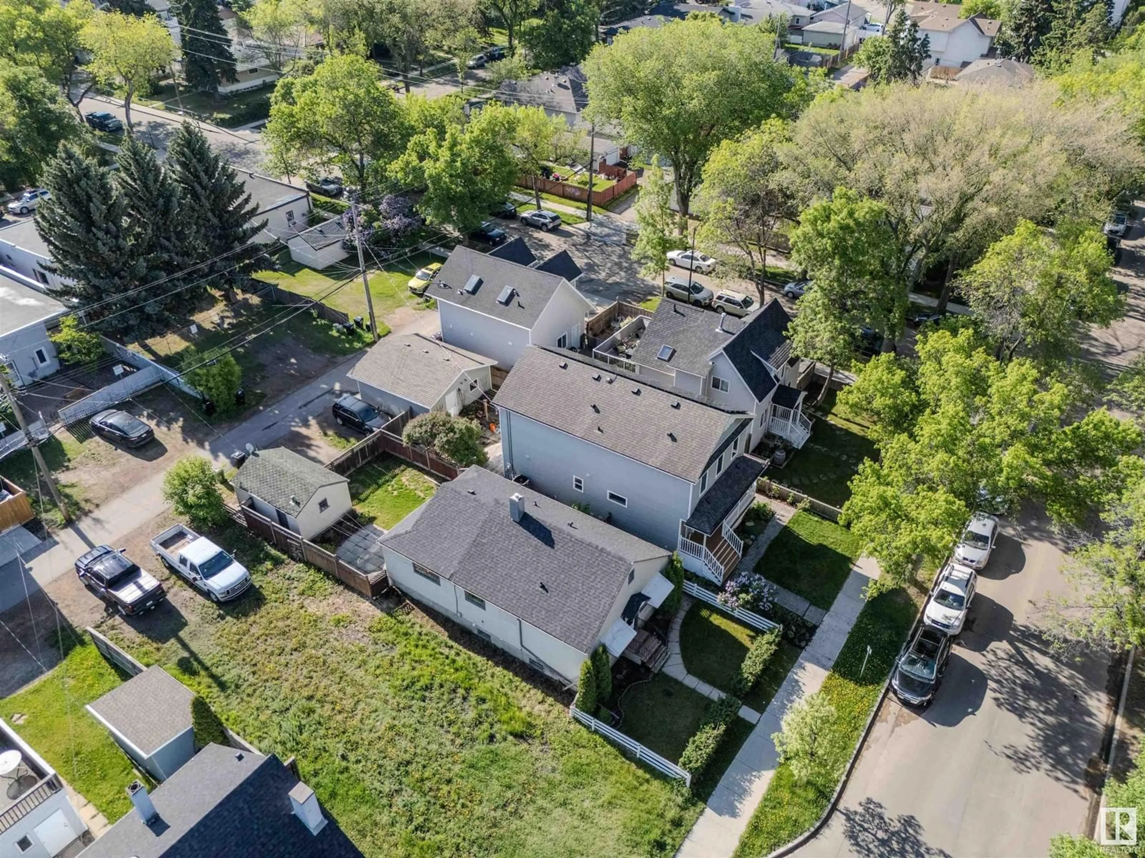 A pic from outside/outdoor area/front of a property/back of a property/a pic from drone, street for 9411 92 ST, Edmonton Alberta T6C3S1