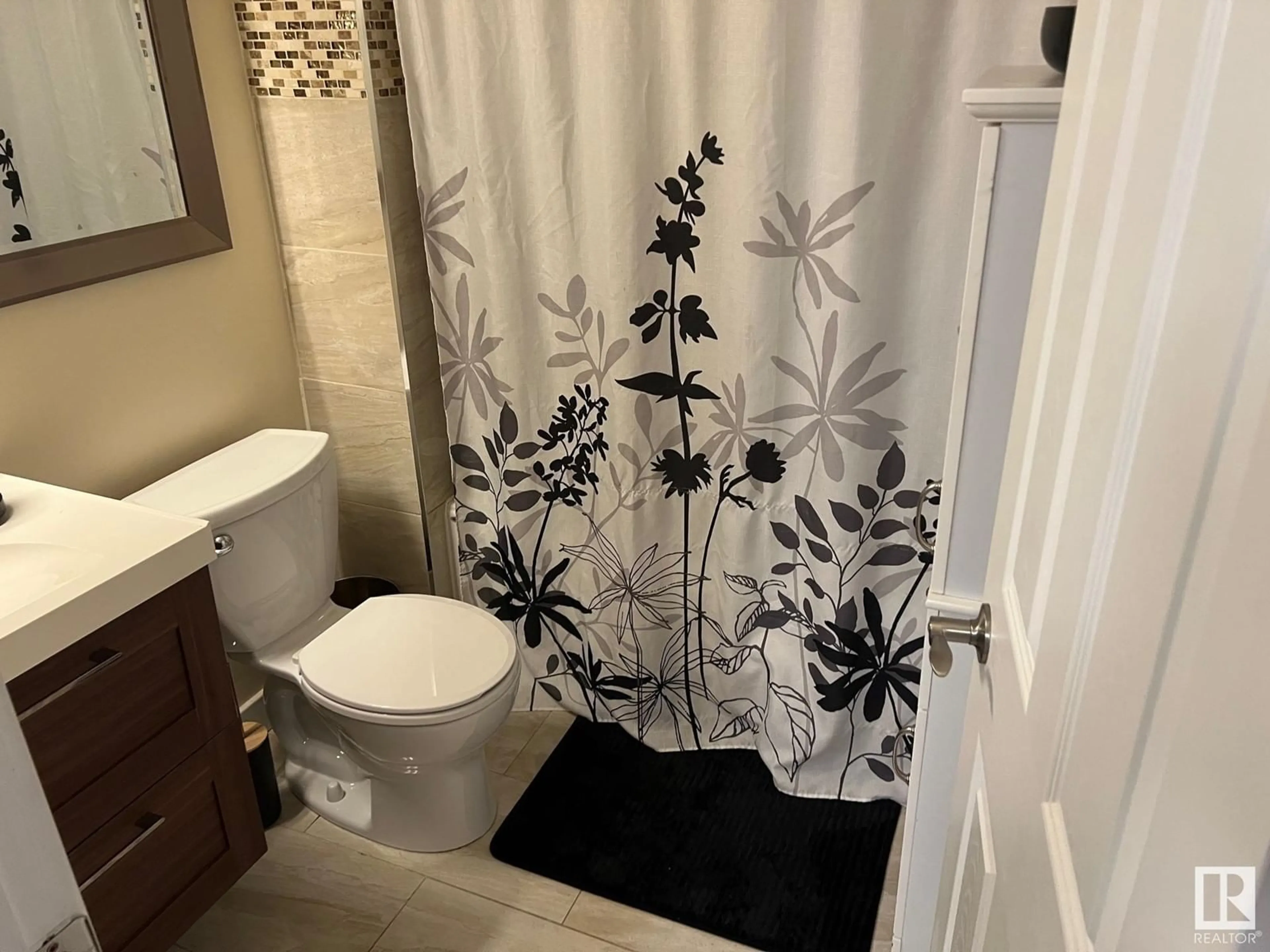 Standard bathroom, unknown for 3279 139 AV, Edmonton Alberta T5Y1T2