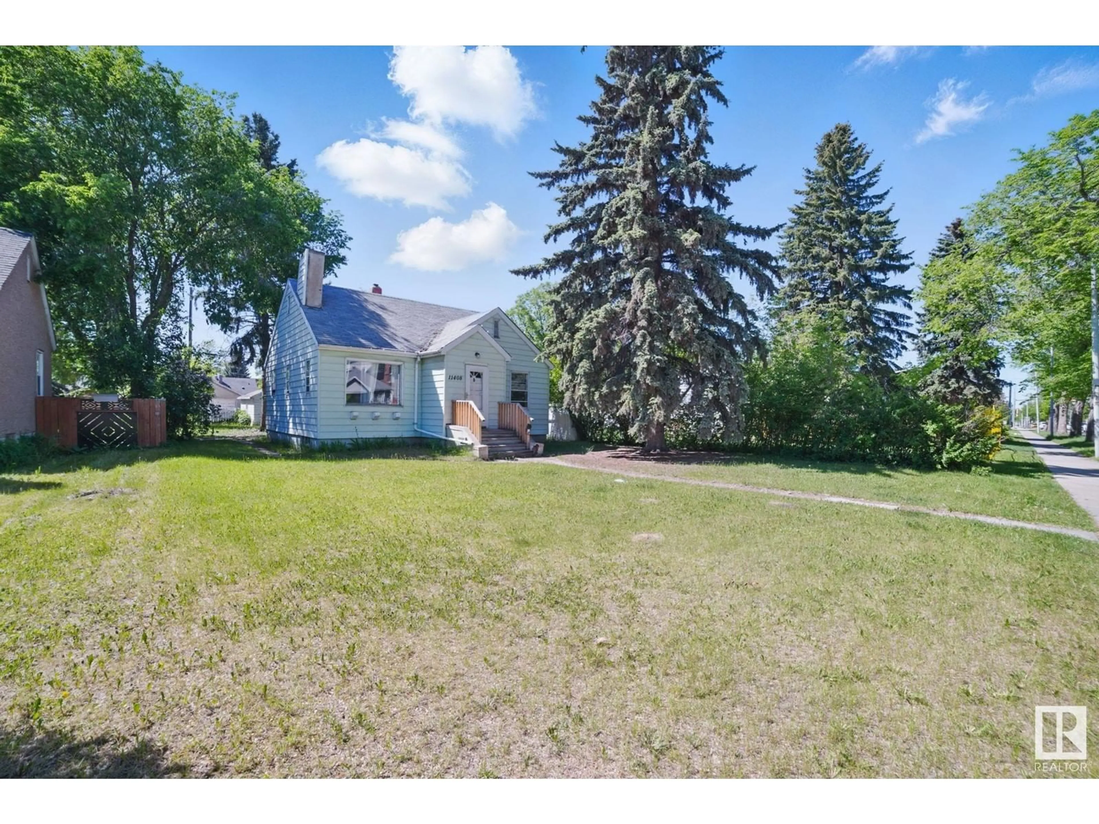 A pic from outside/outdoor area/front of a property/back of a property/a pic from drone, street for NW - 11408 101 ST, Edmonton Alberta T5G2A8