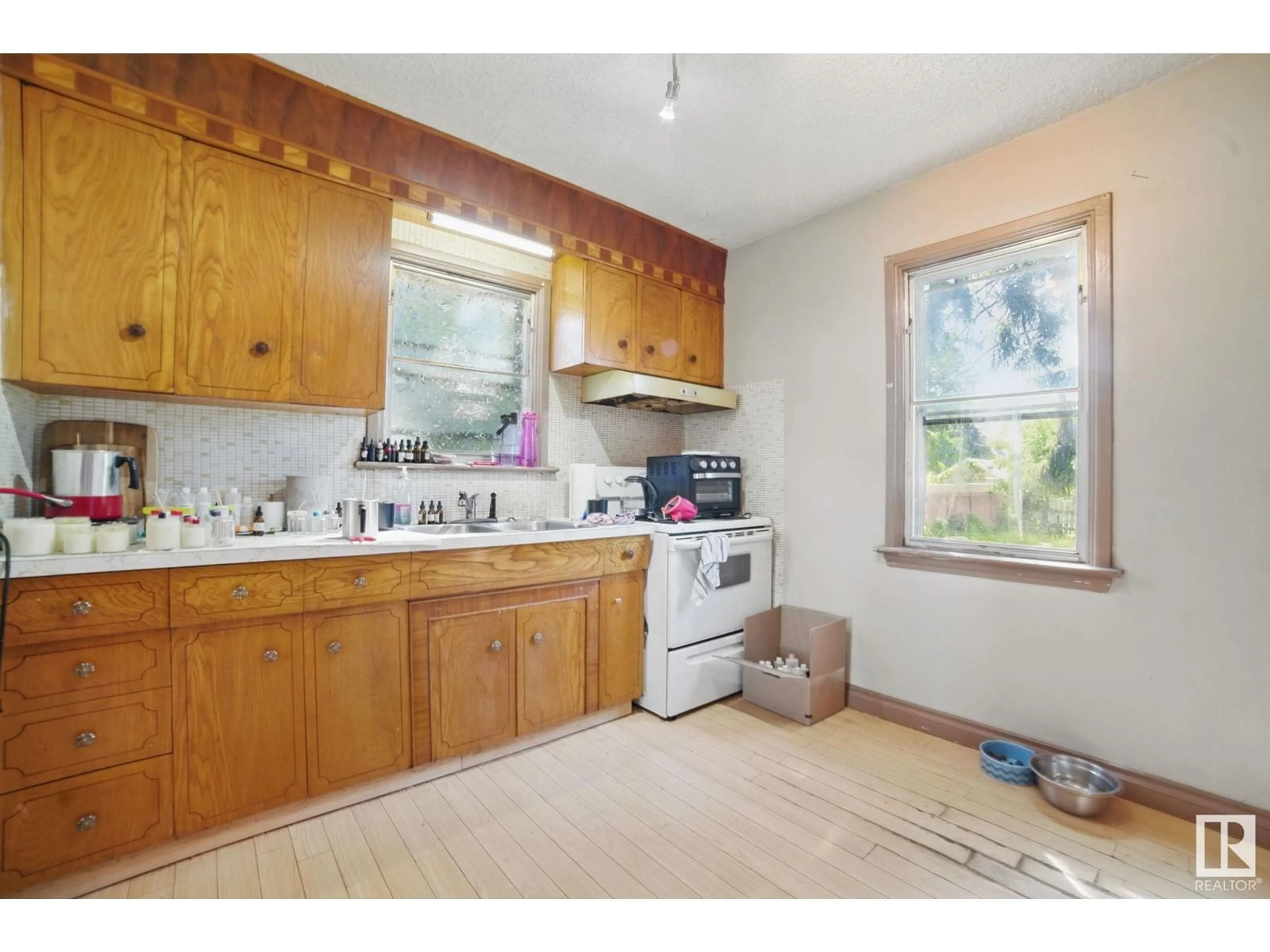 Standard kitchen, unknown for NW - 11408 101 ST, Edmonton Alberta T5G2A8