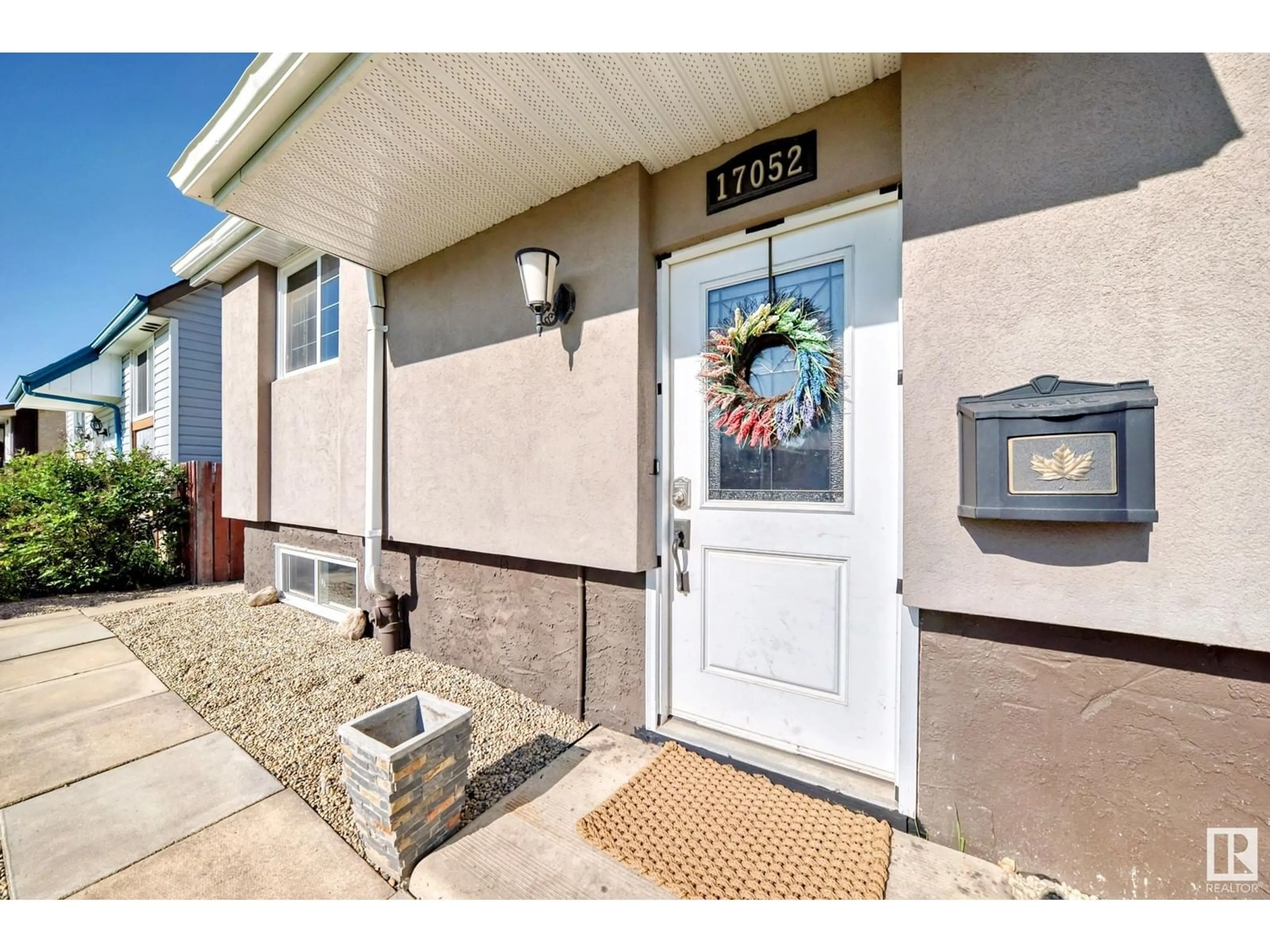 Indoor entryway for 17052 98 ST, Edmonton Alberta T5X3G6