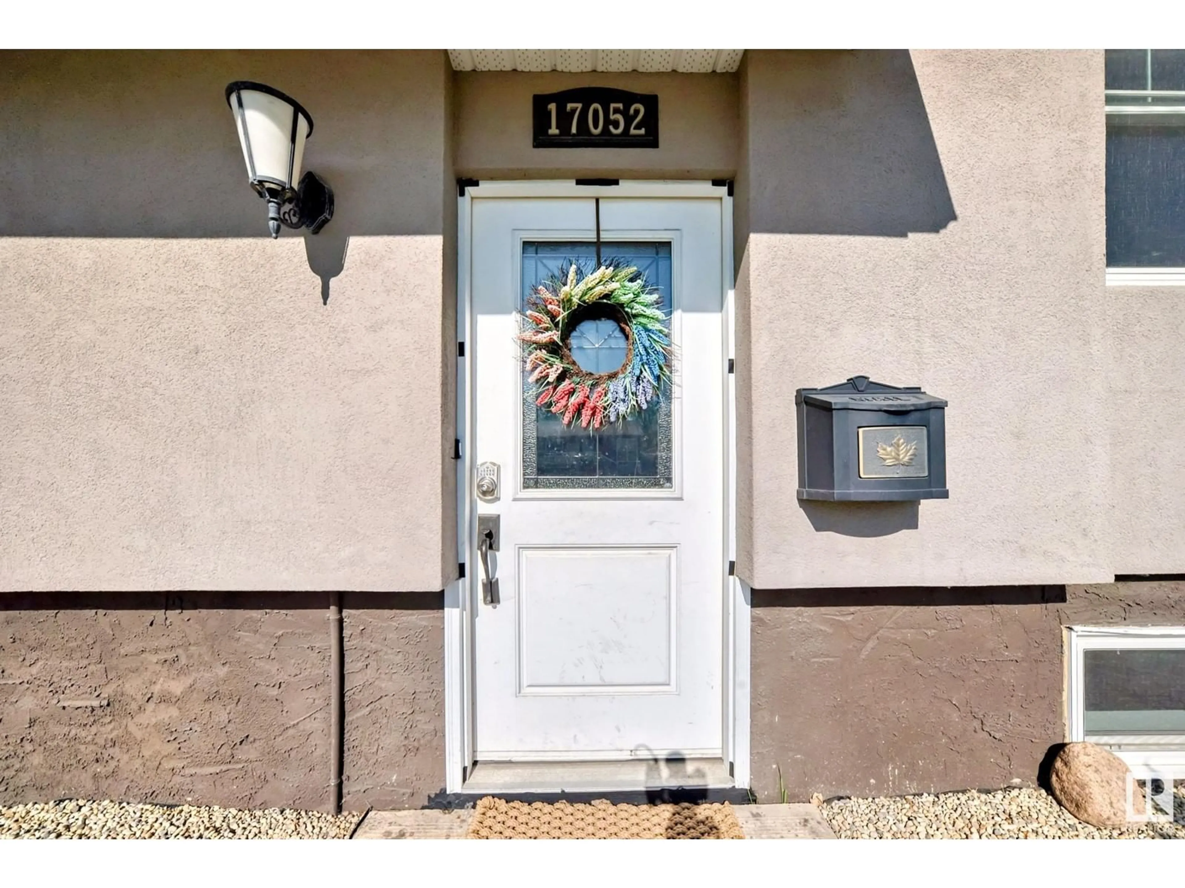 Indoor entryway for 17052 98 ST, Edmonton Alberta T5X3G6