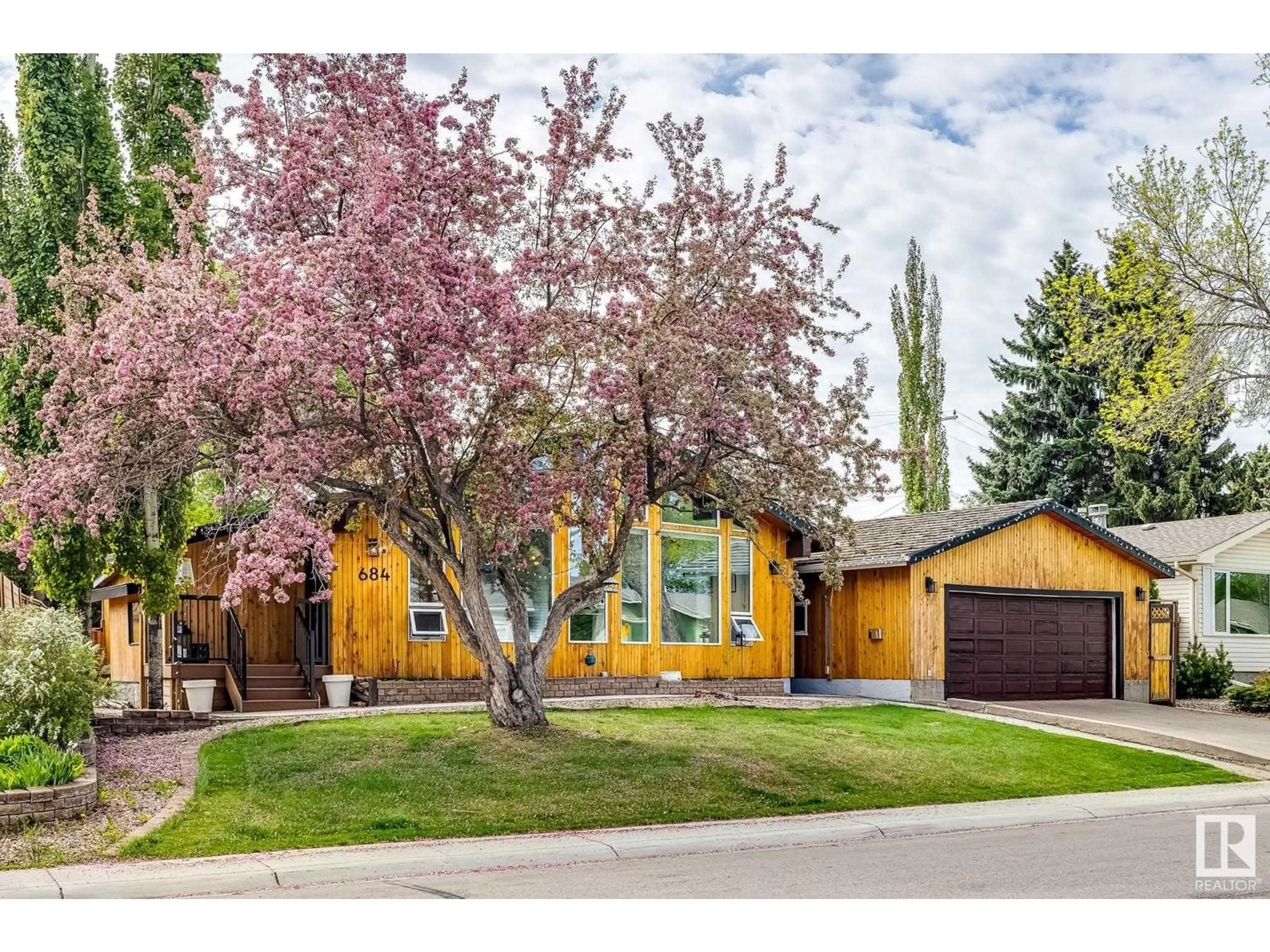 Home with vinyl exterior material, street for 684 ALDER AV, Sherwood Park Alberta T8A1T5
