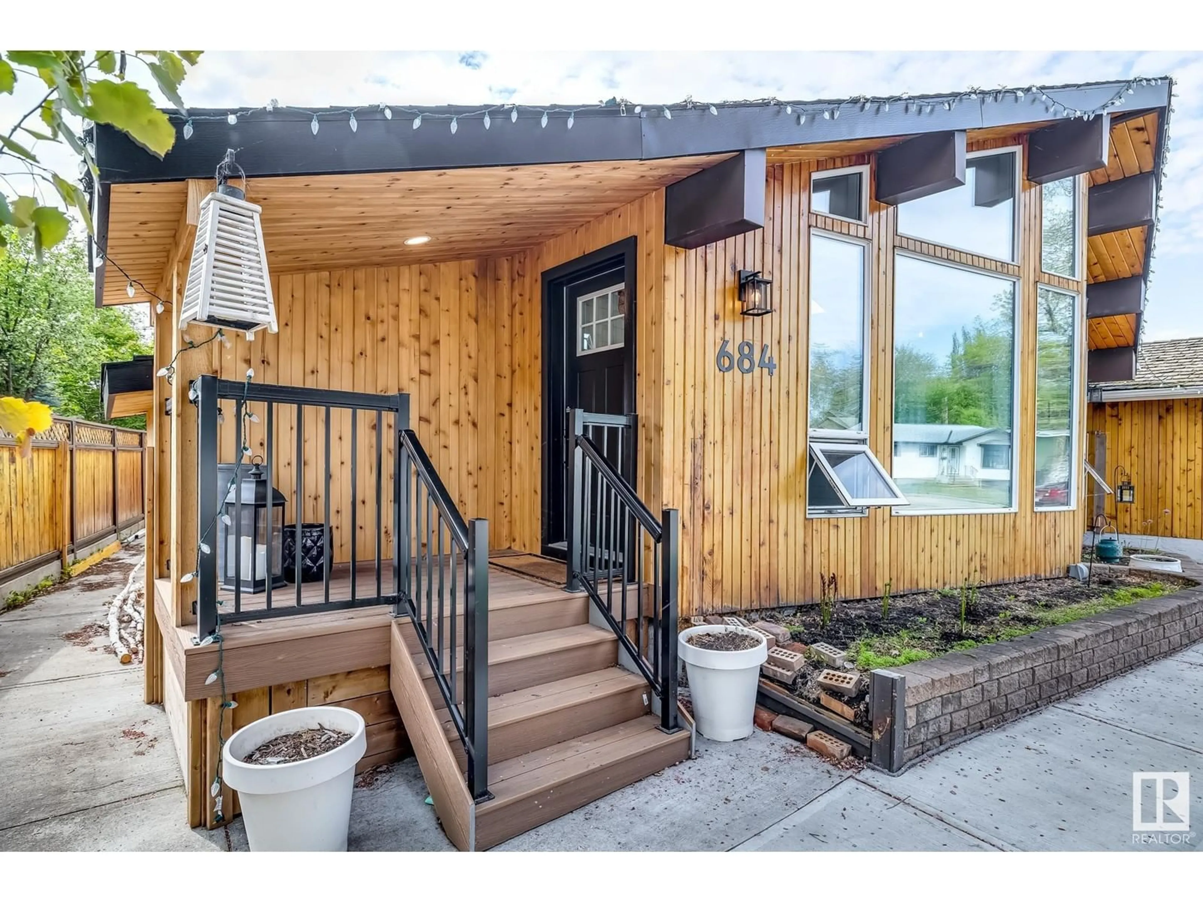 Indoor entryway for 684 ALDER AV, Sherwood Park Alberta T8A1T5
