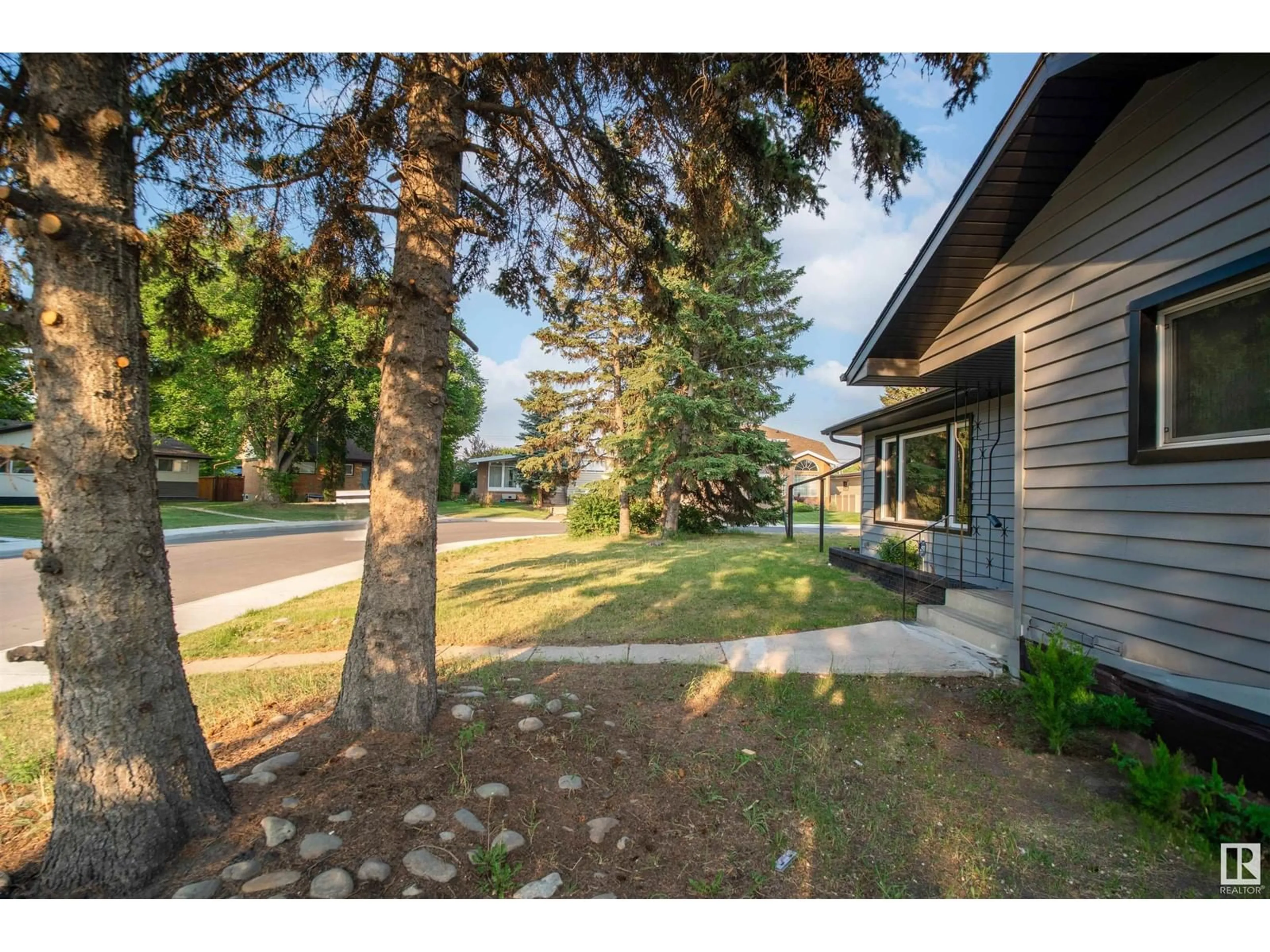 A pic from outside/outdoor area/front of a property/back of a property/a pic from drone, unknown for 7407 92 AV, Edmonton Alberta T6B0S8