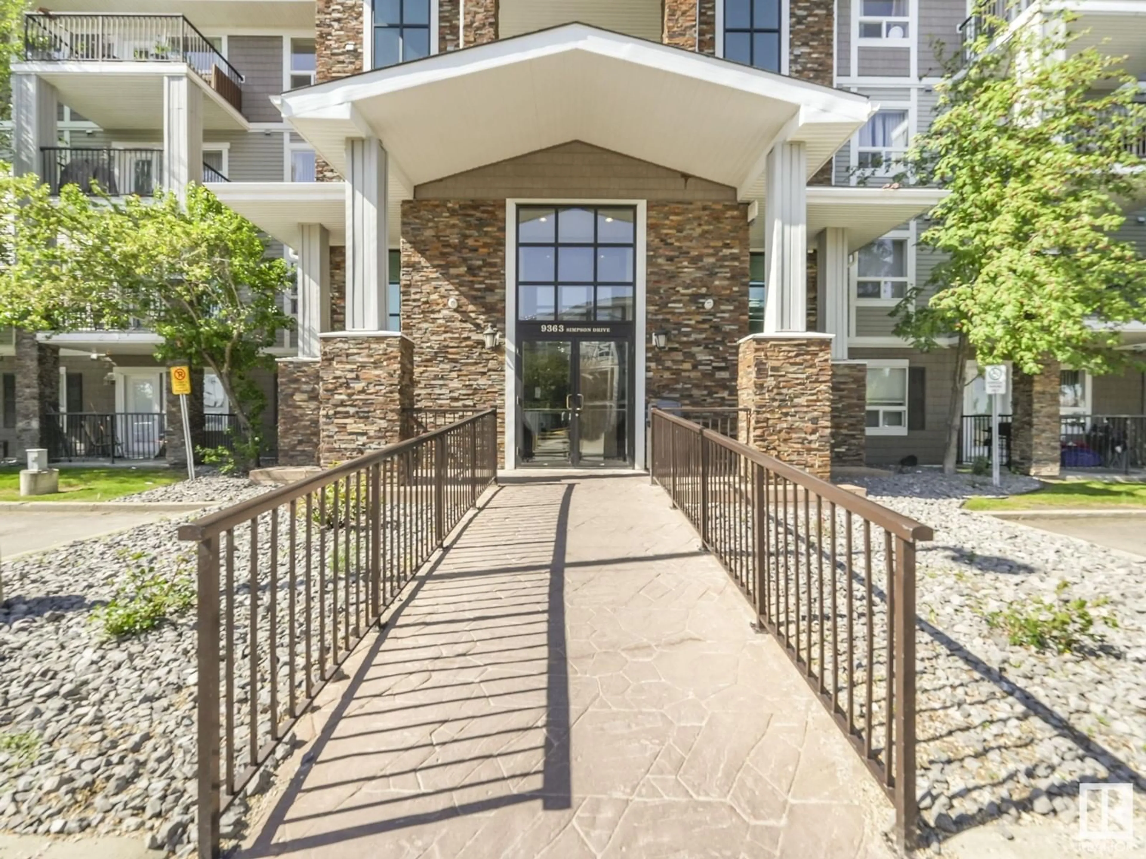 Indoor entryway for 9363 - 1335 SIMPSON DR, Edmonton Alberta T6R0N2