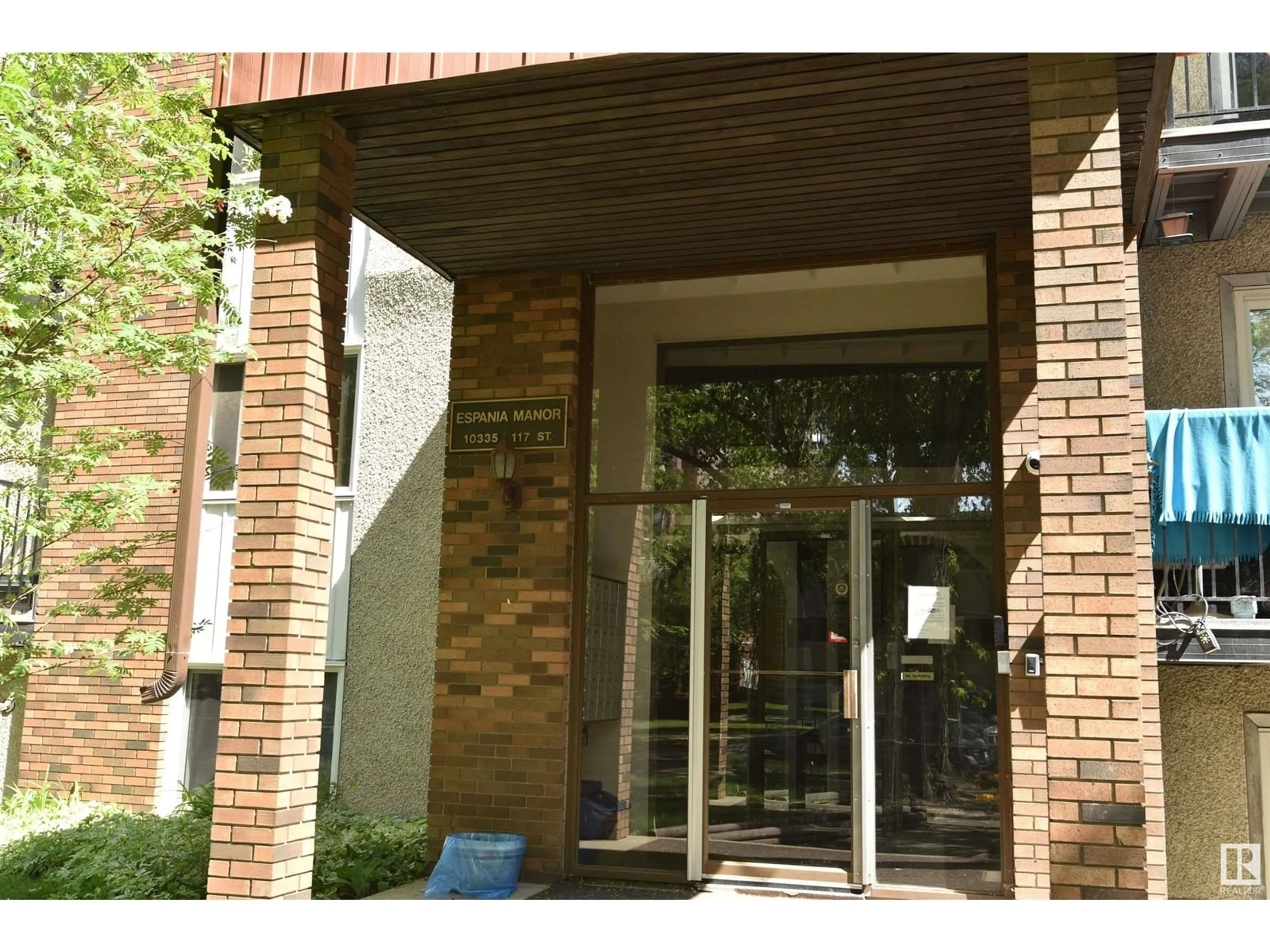 Indoor foyer for 202 - 10335 117 STREET NW, Edmonton Alberta T5K1X9