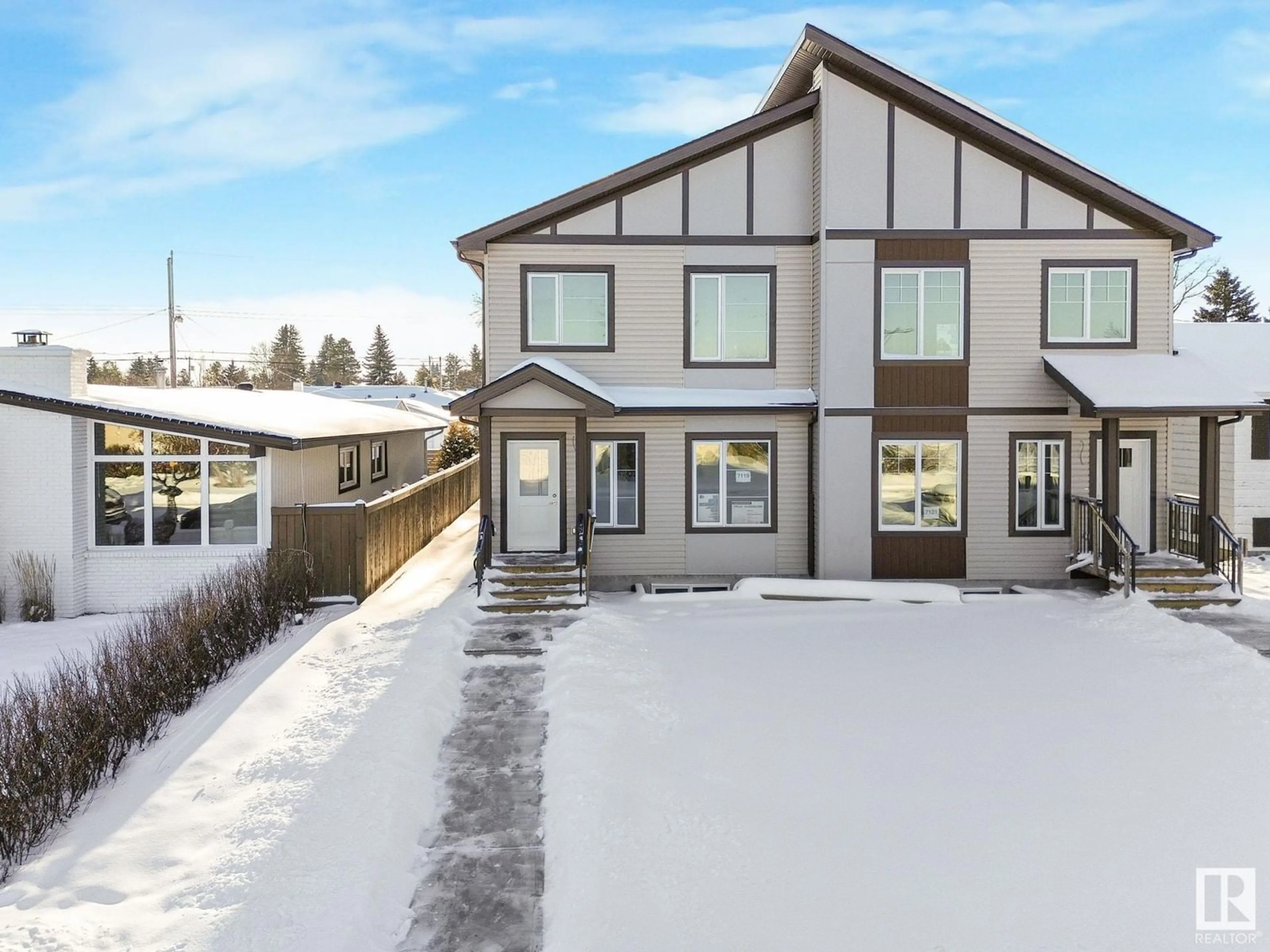 Home with vinyl exterior material, unknown for 7119 93 AV, Edmonton Alberta T6B0W7
