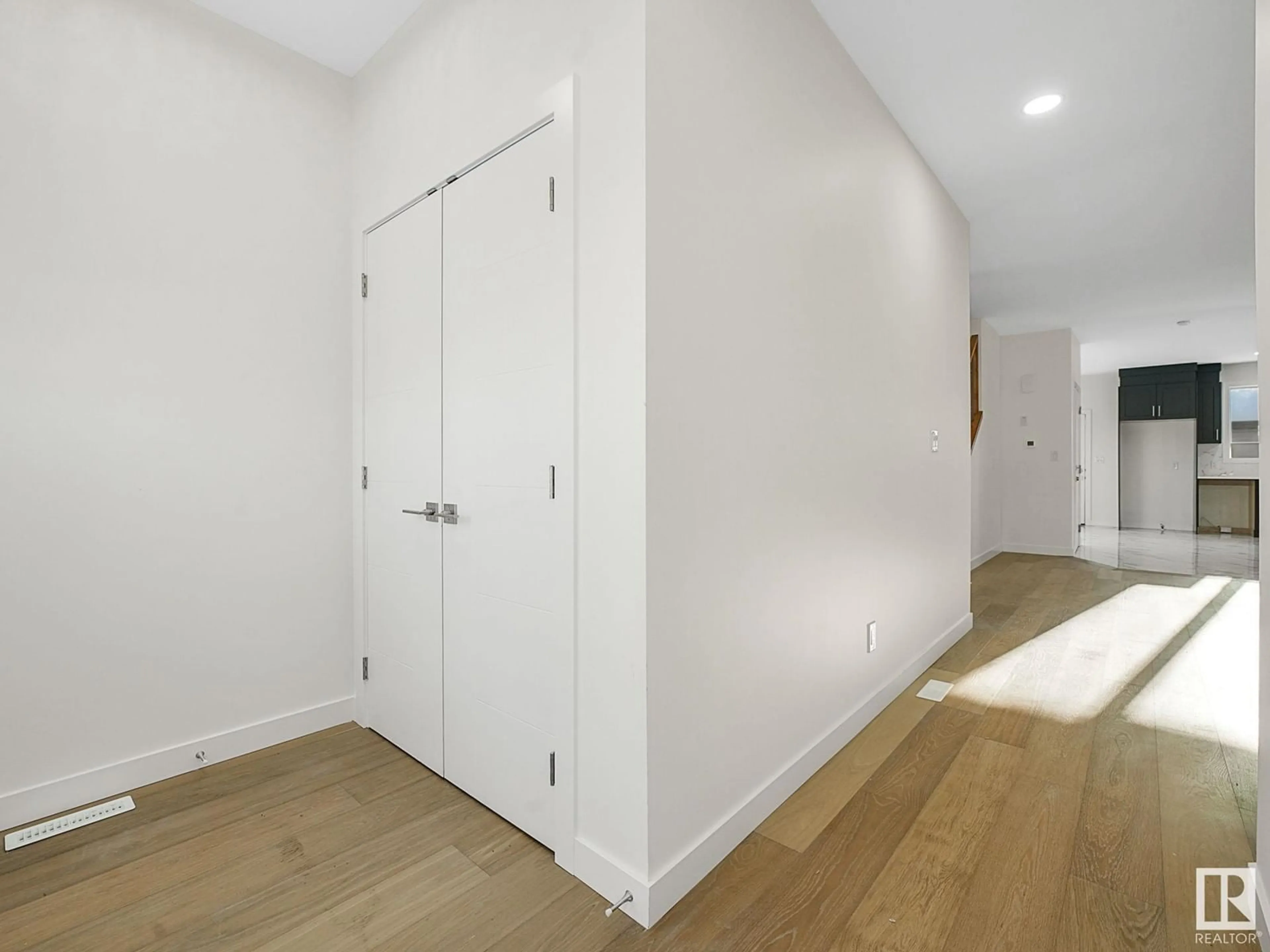 Indoor entryway for 7119 93 AV, Edmonton Alberta T6B0W7
