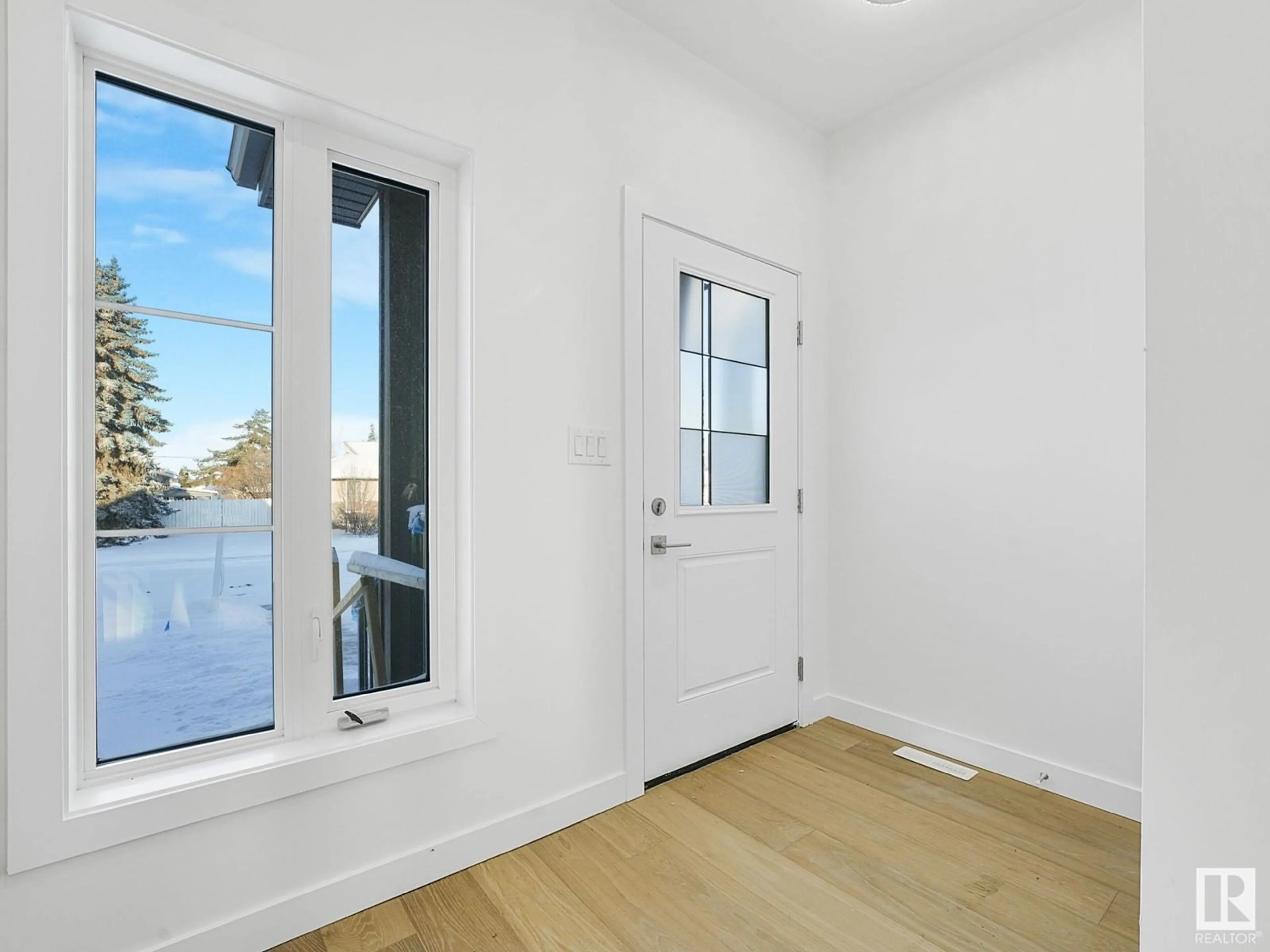 Indoor entryway for 7119 93 AV, Edmonton Alberta T6B0W7
