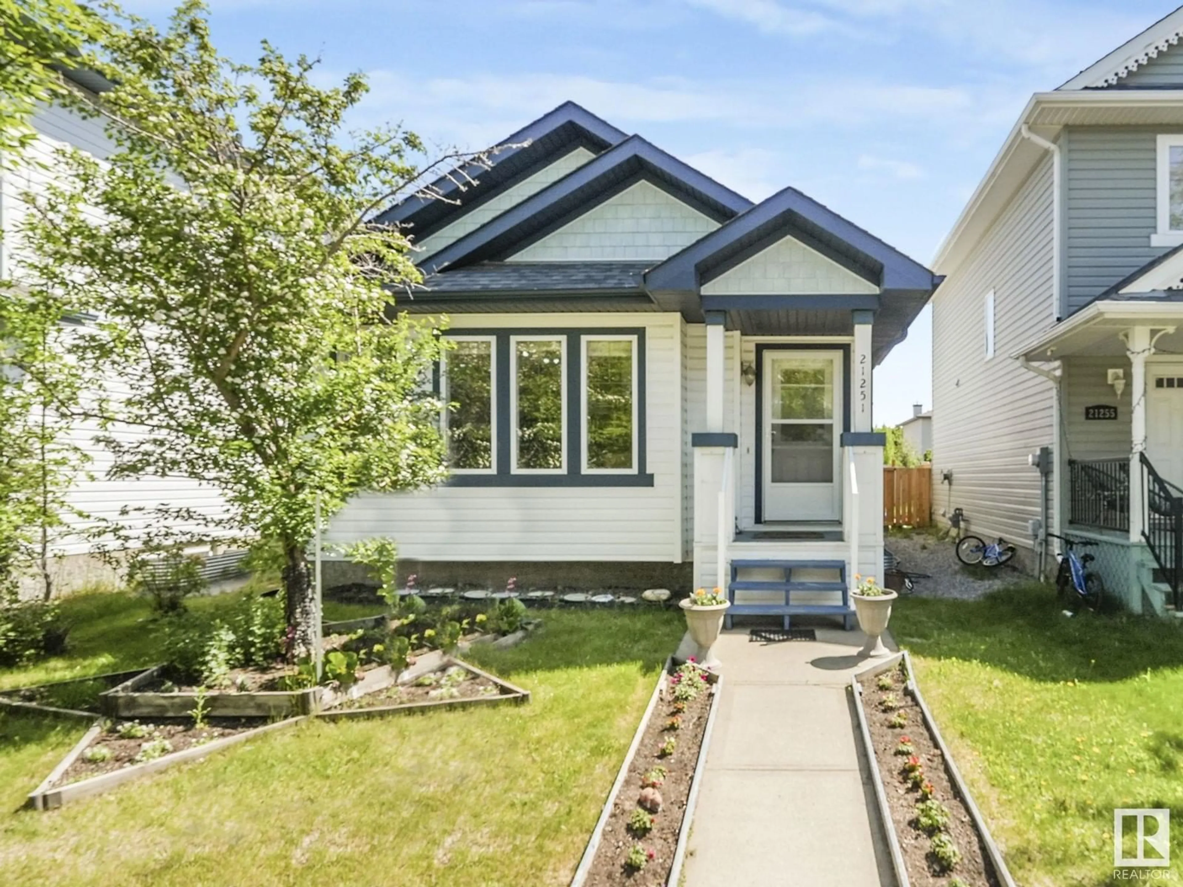 Home with vinyl exterior material, street for 21251 91 AV, Edmonton Alberta T5T0N4