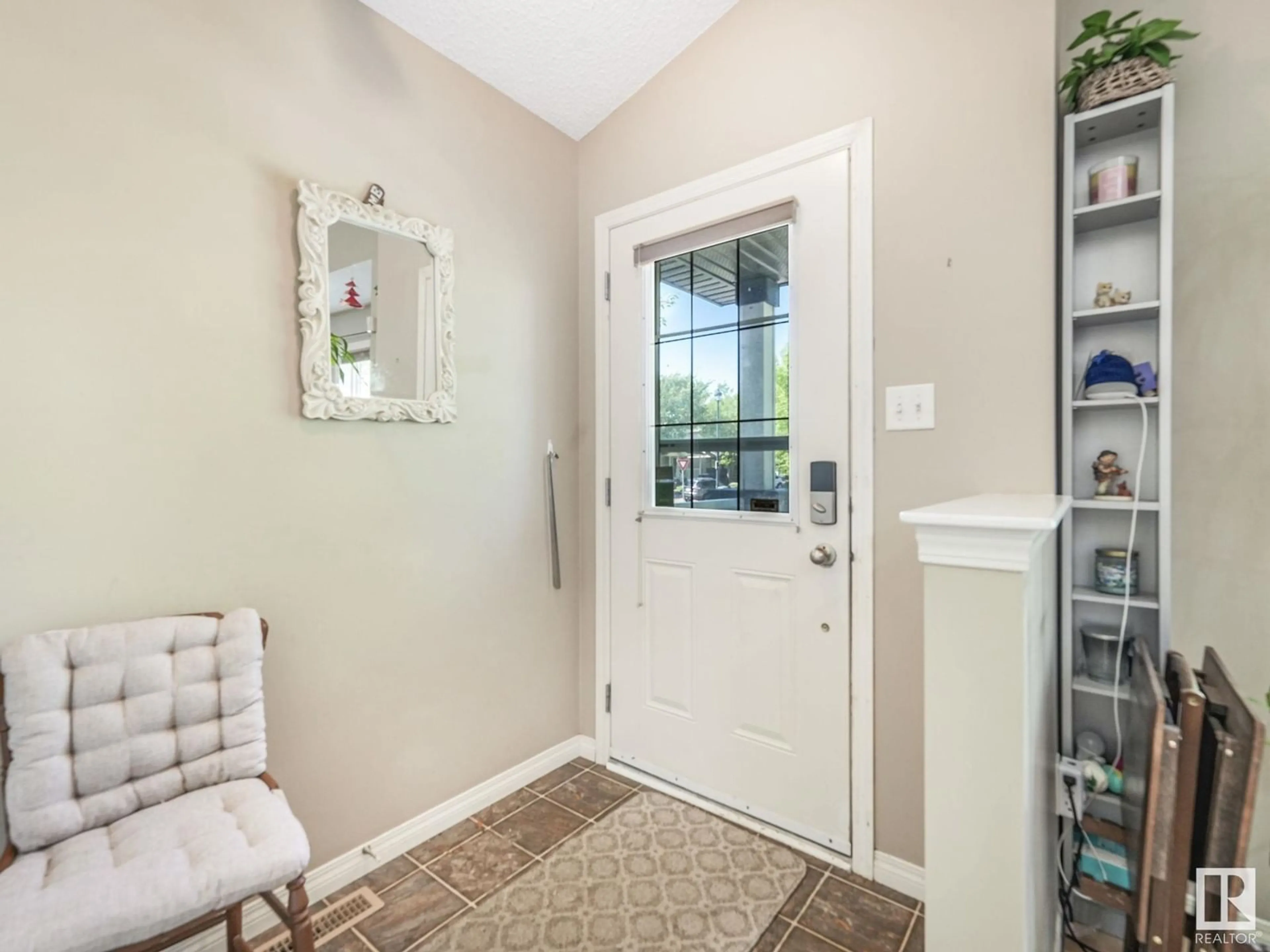 Indoor entryway for 21251 91 AV, Edmonton Alberta T5T0N4