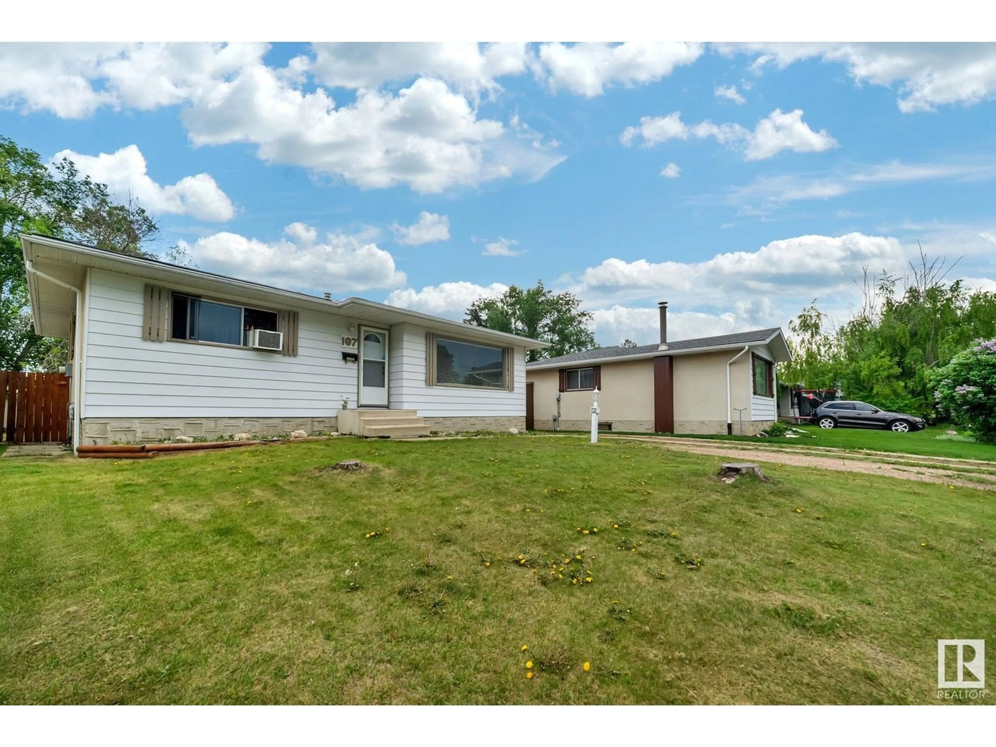 A pic from outside/outdoor area/front of a property/back of a property/a pic from drone, street for 107 EKOTA CR, Edmonton Alberta T6K2J6