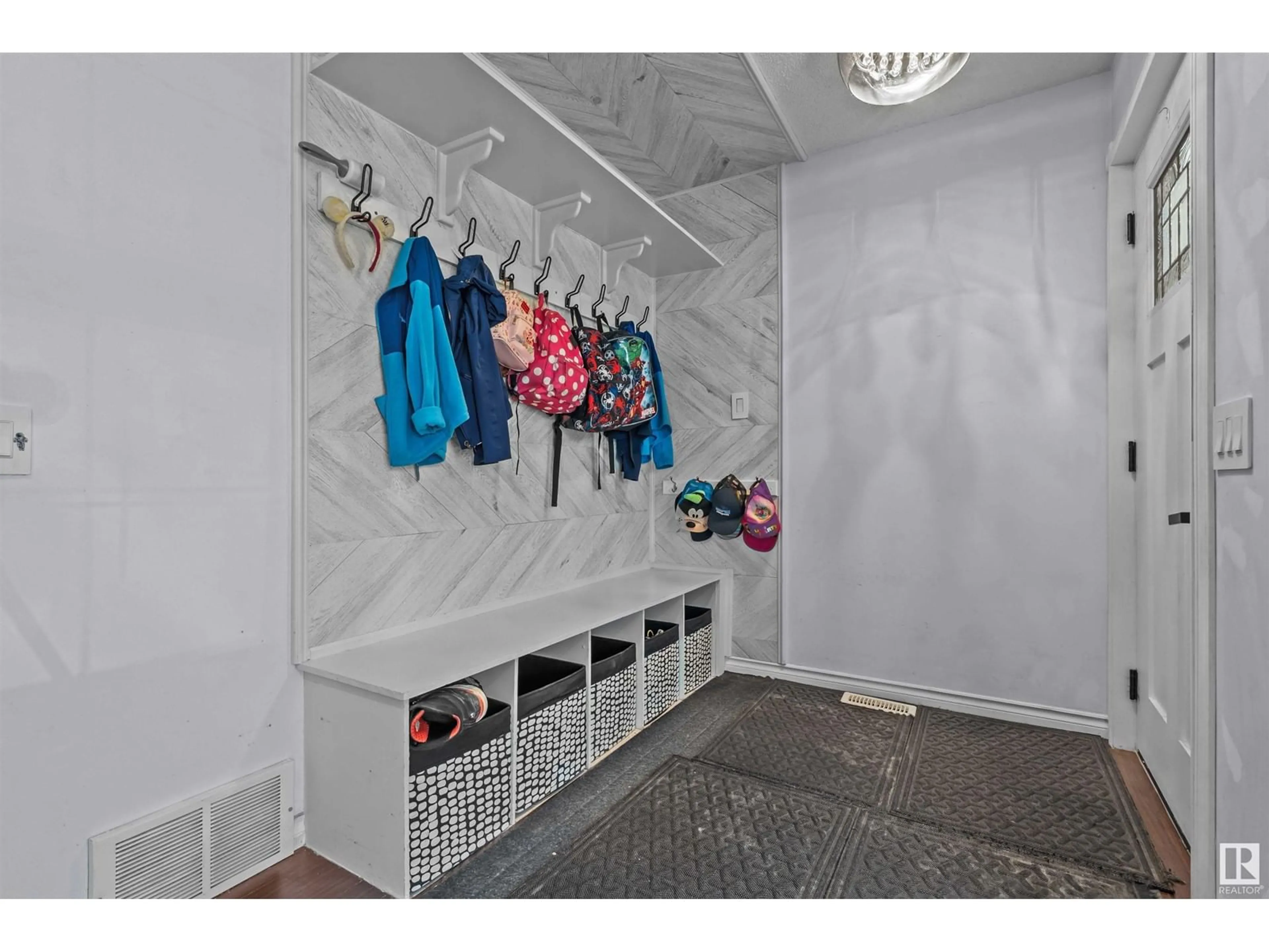 Indoor entryway for 408 GIBB WD, Edmonton Alberta T5T6W8