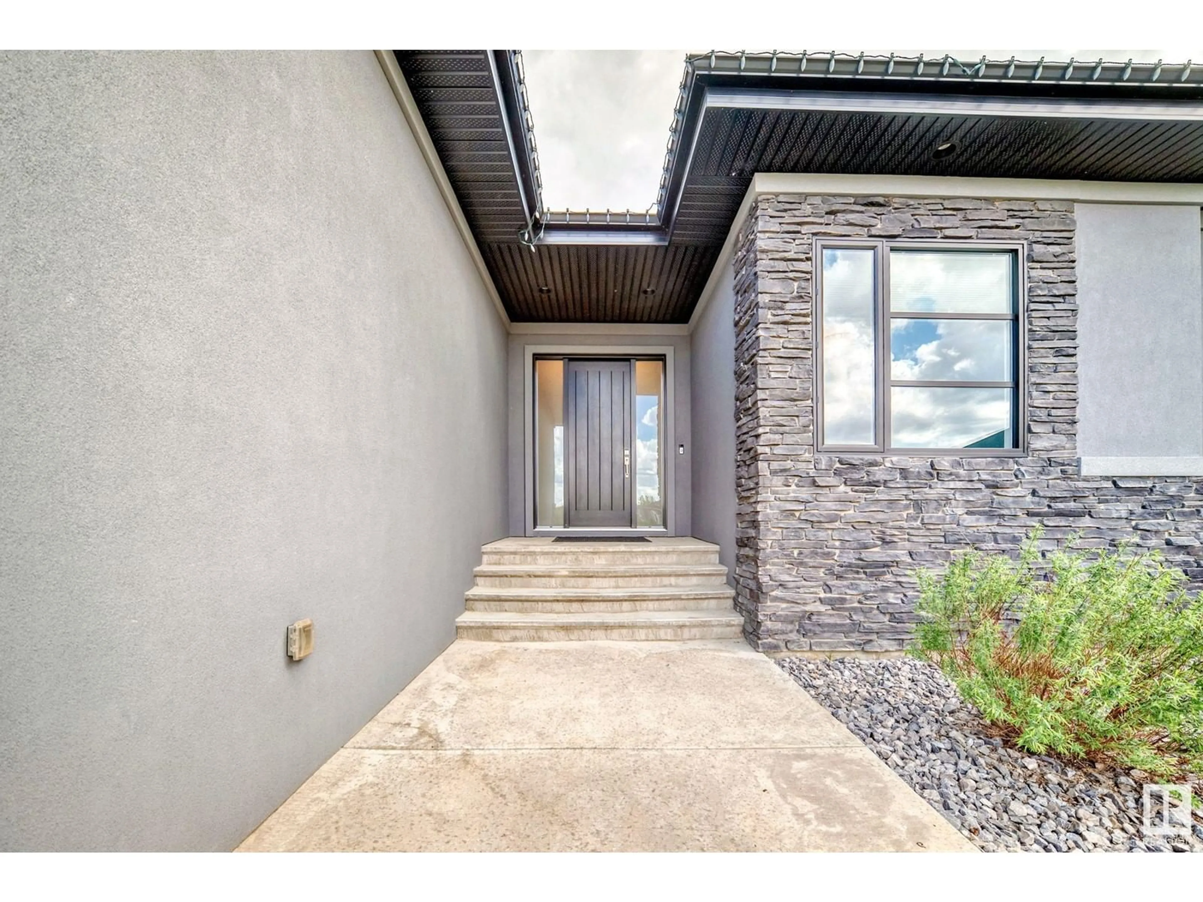 Indoor entryway for 17 - 26107 TWP RD 532 A, Rural Parkland County Alberta T7Y1A1