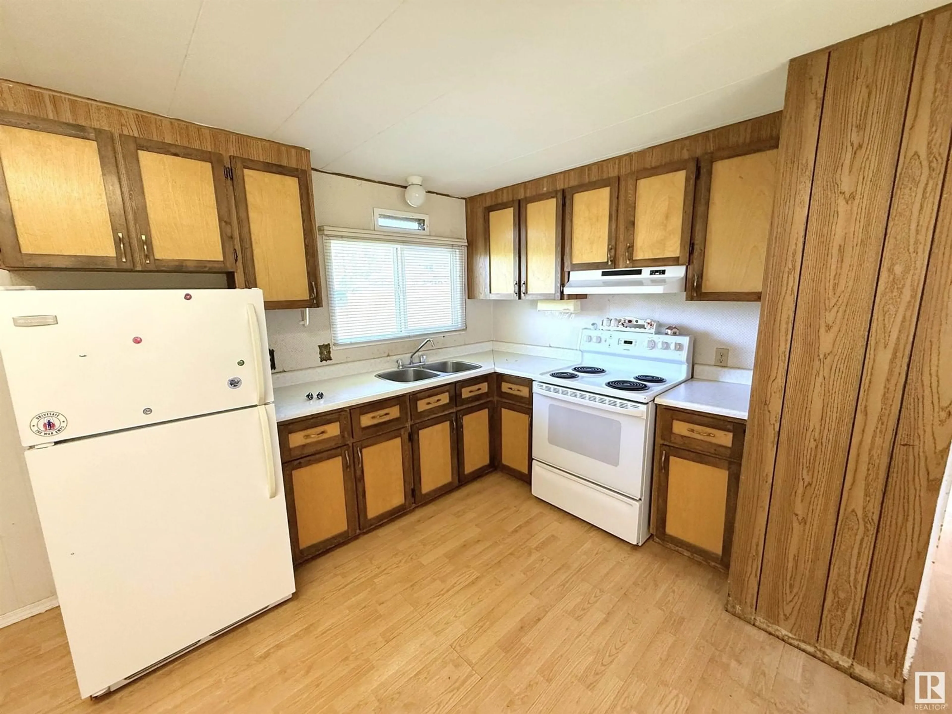 Standard kitchen, wood/laminate floor for 12 54207 RGE ROAD 25, Rural Lac Ste. Anne County Alberta T0E1V0
