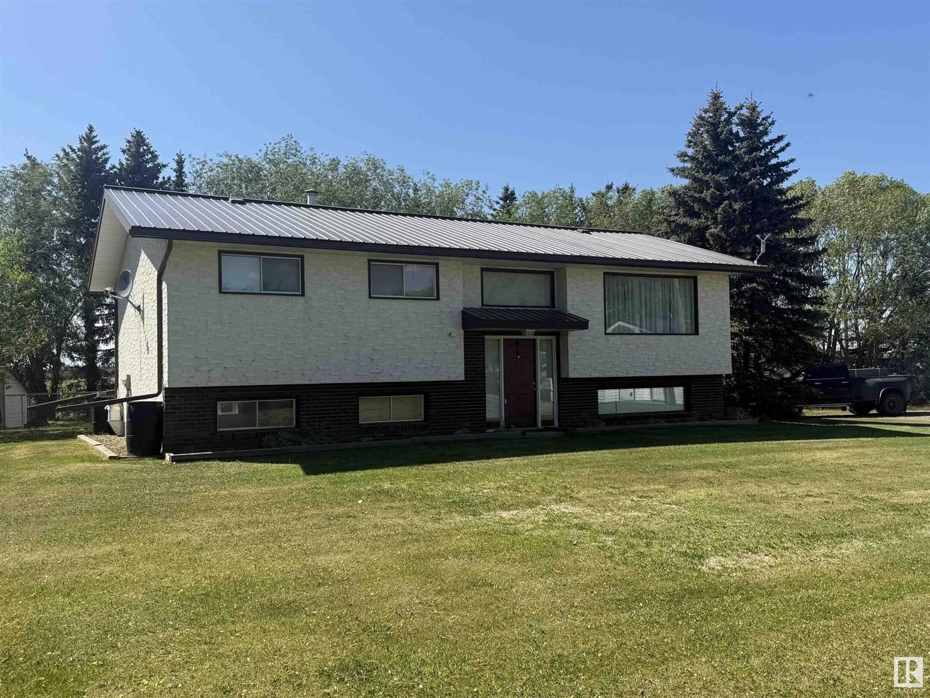 Home with vinyl exterior material, building for 2001 TWP RD 604, Rural Westlock County Alberta T7P2N9