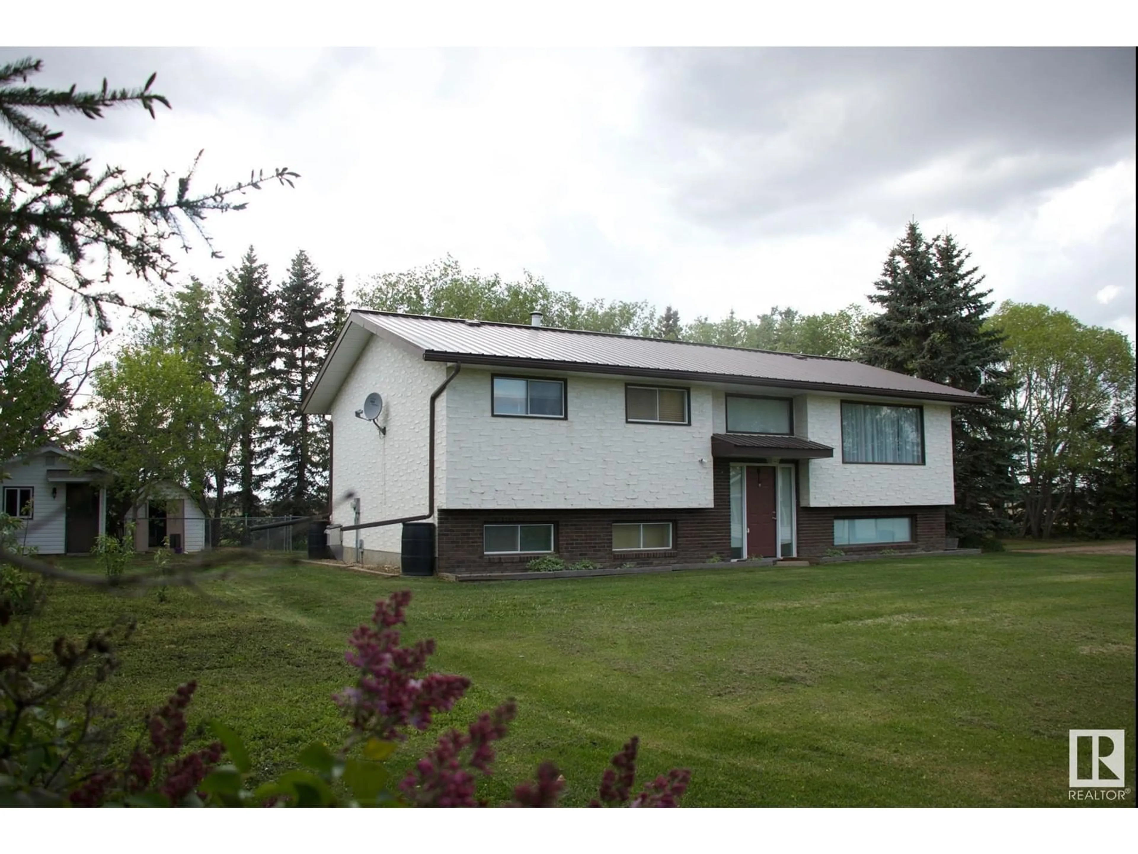 Home with vinyl exterior material, building for 2001 TWP RD 604, Rural Westlock County Alberta T7P2N9