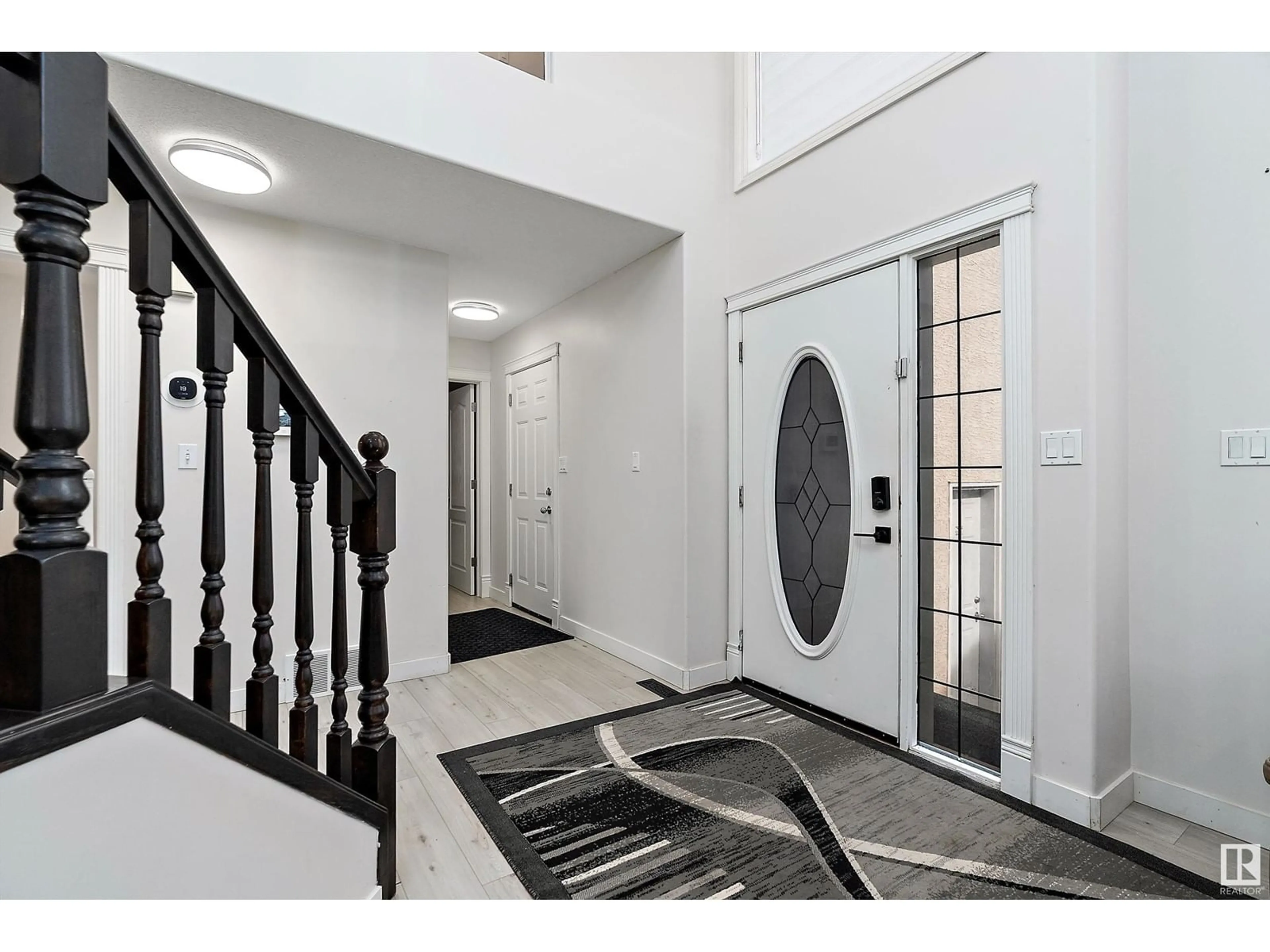 Indoor foyer for 7326 166A AV, Edmonton Alberta T5Z3Y1