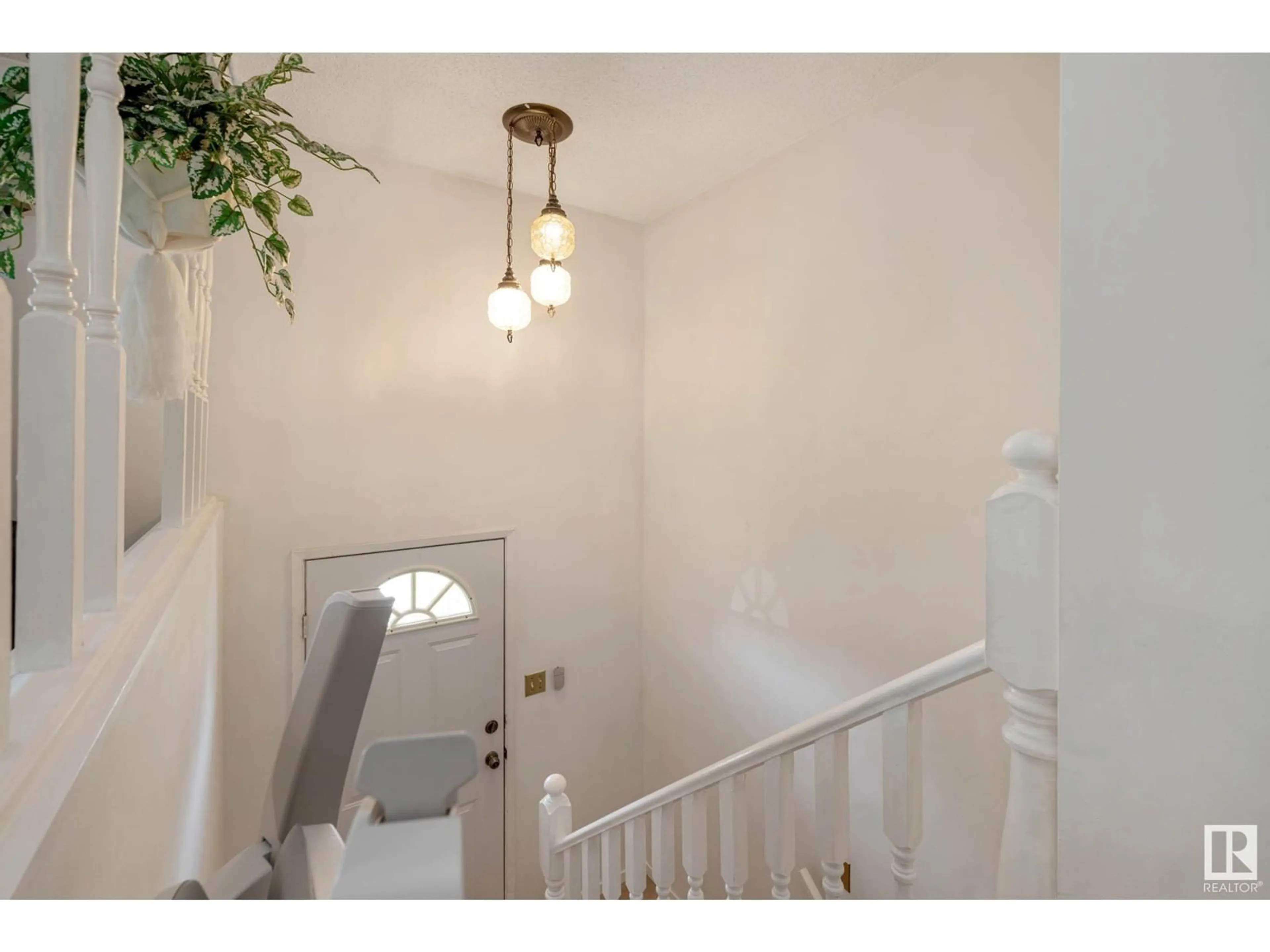 Indoor entryway for 5118 17A AV, Edmonton Alberta T6L1A6