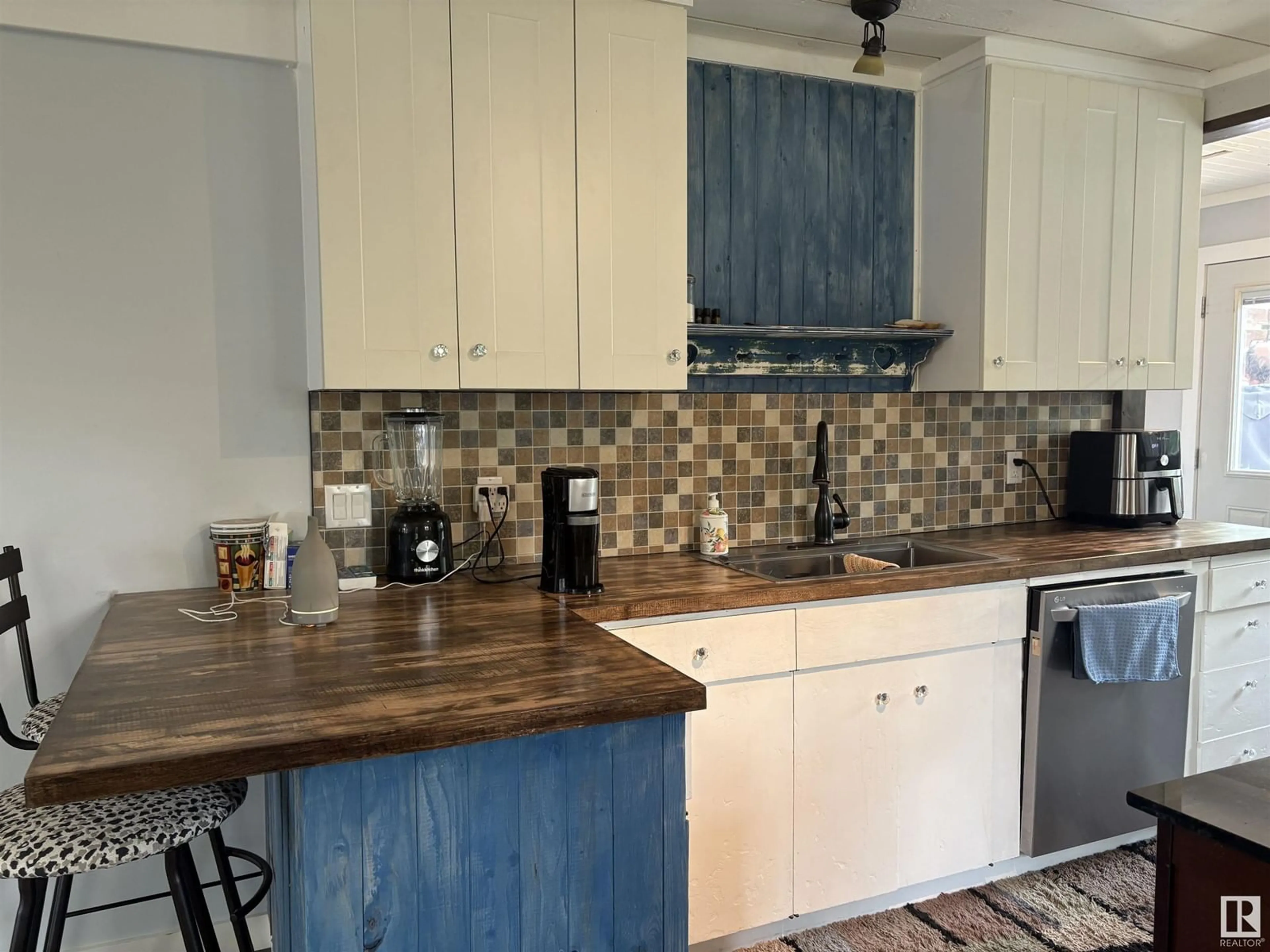 Open concept kitchen, unknown for 625 4 ST, Thorhild Alberta T0A3J0