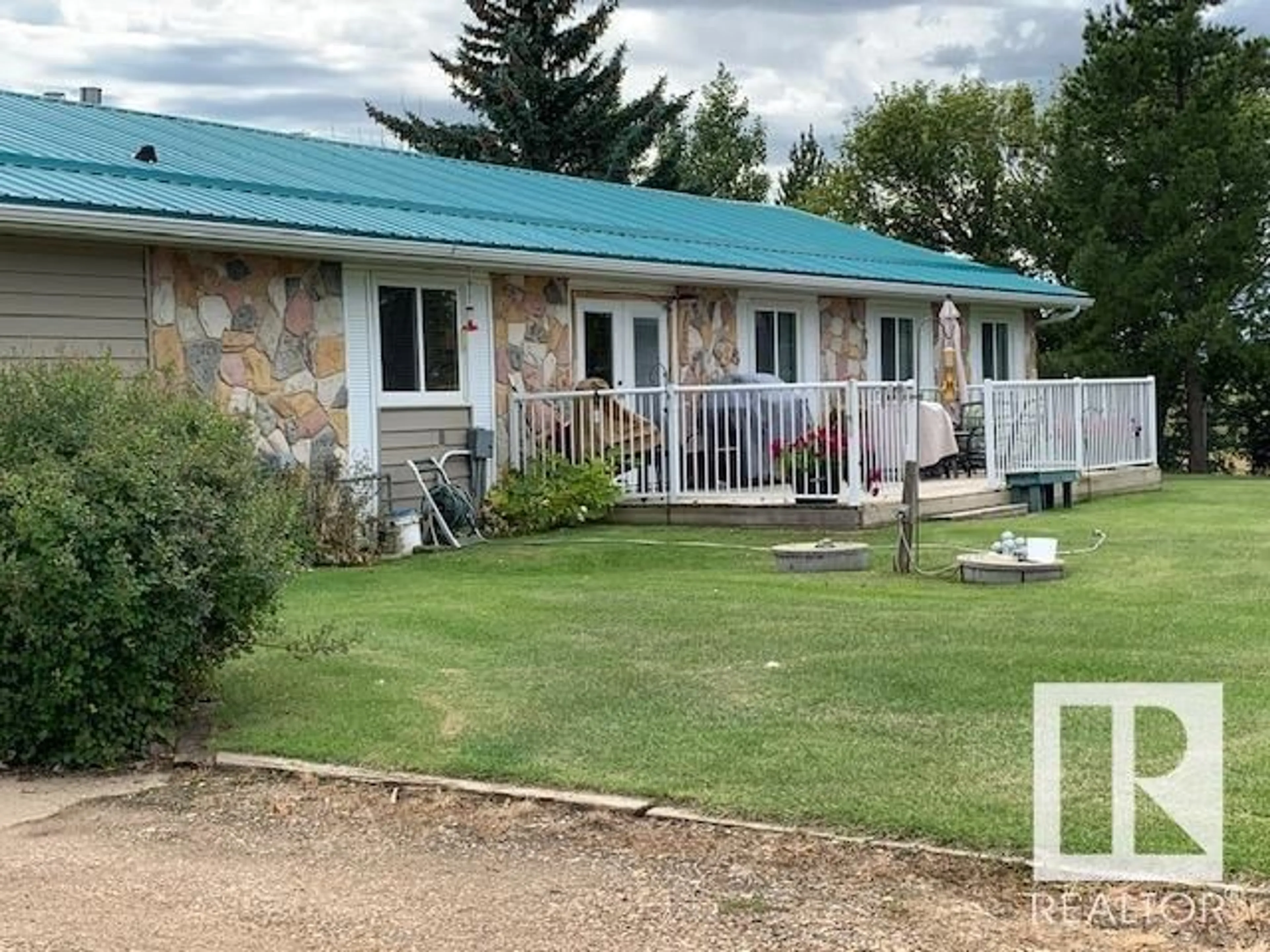 A pic from outside/outdoor area/front of a property/back of a property/a pic from drone, building for 11405 TWP RD 440, Rural Flagstaff County Alberta T0B2V0