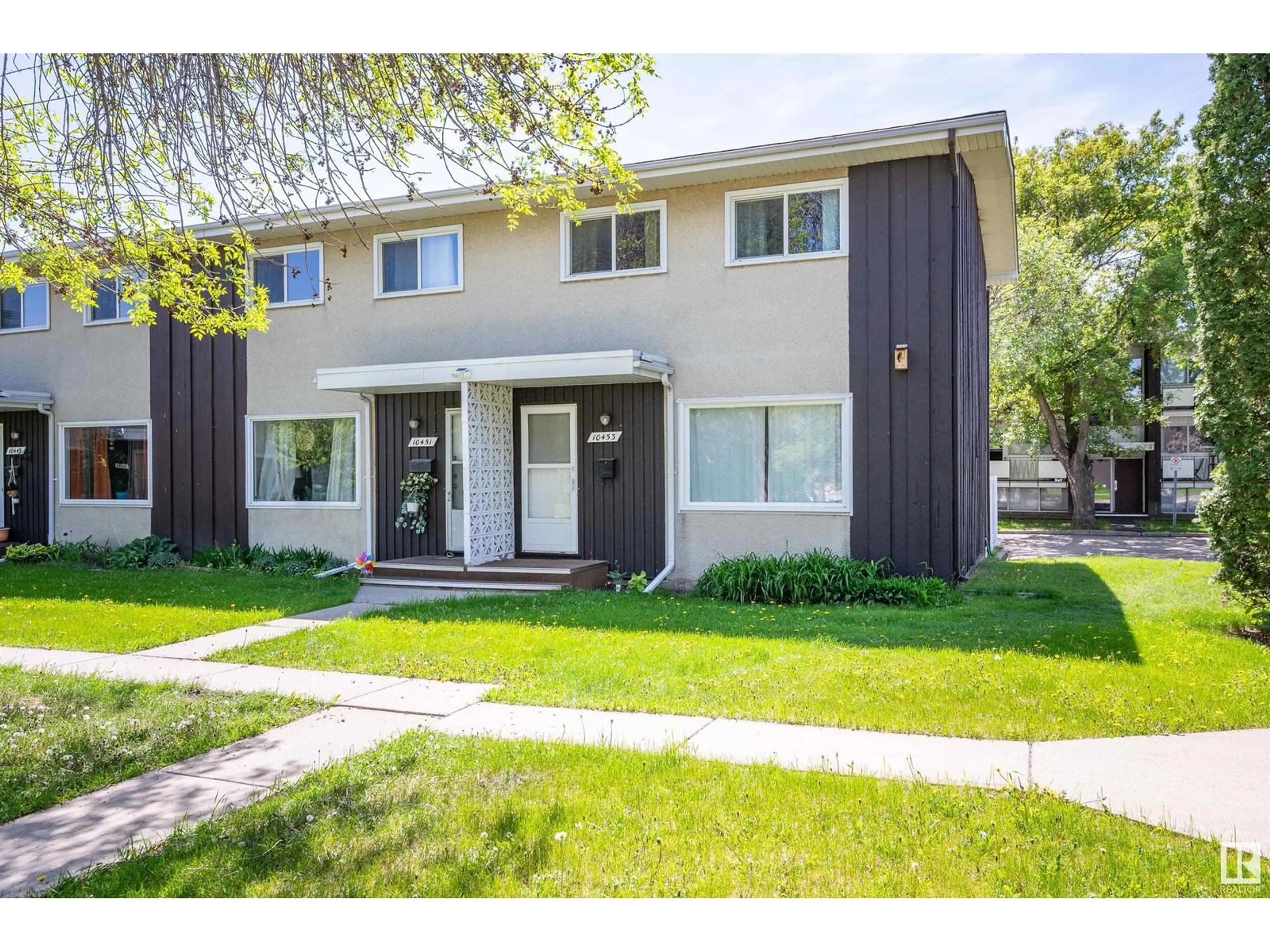 Home with vinyl exterior material, street for 10453 58 AV, Edmonton Alberta T6H1B8