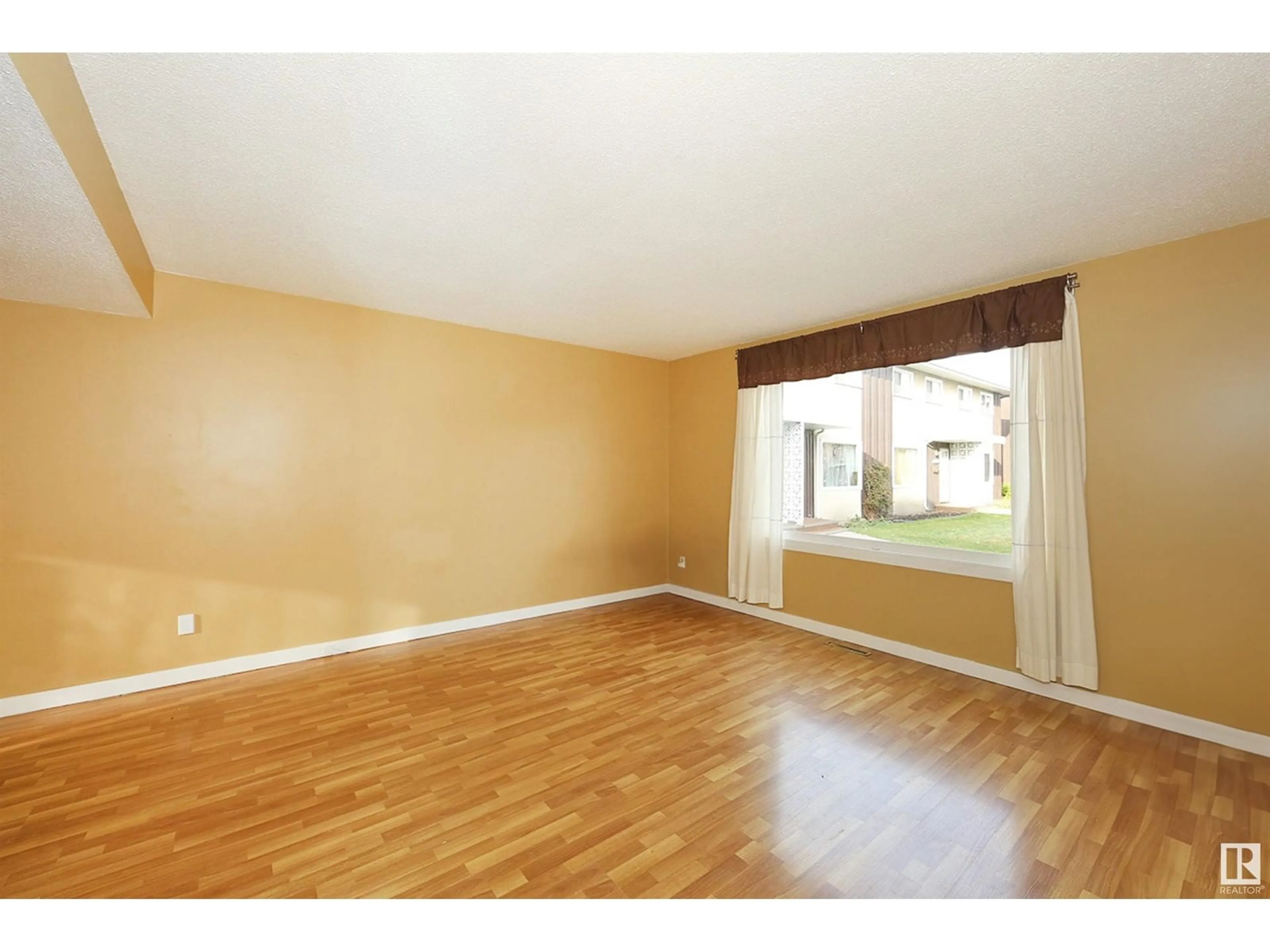 A pic of a room for 10453 58 AV, Edmonton Alberta T6H1B8