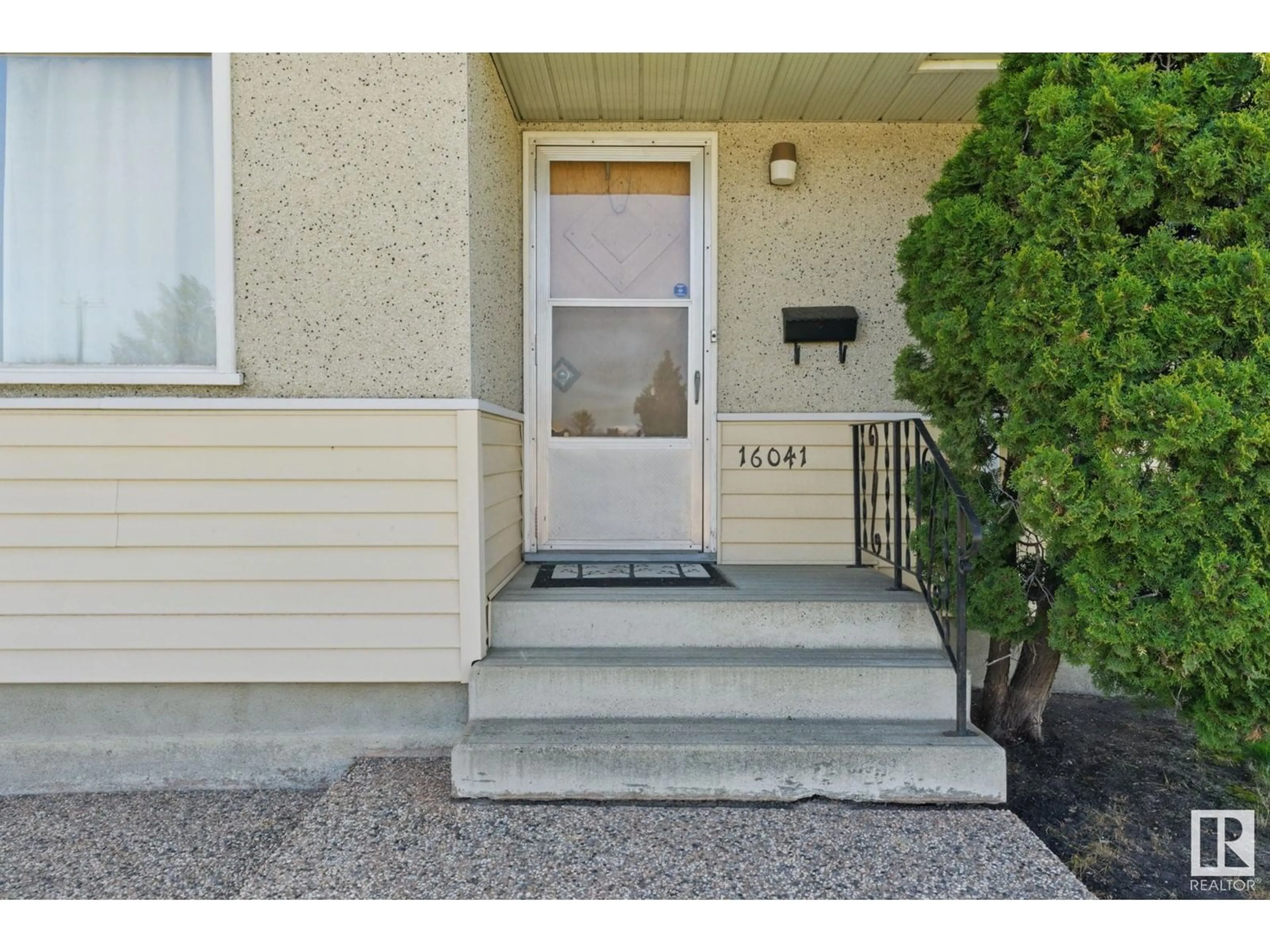 Indoor entryway for 16041 95 AV, Edmonton Alberta T5P0A8