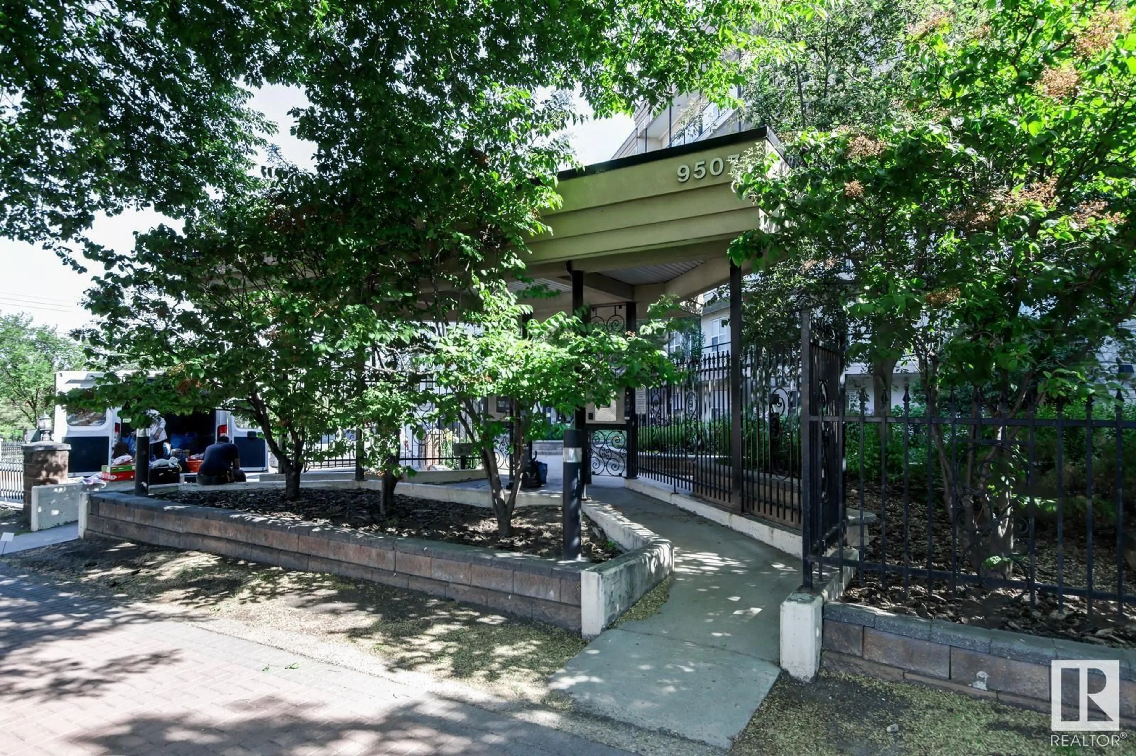 Patio, street for 506 - 9503 101 AV, Edmonton Alberta T5H4R1