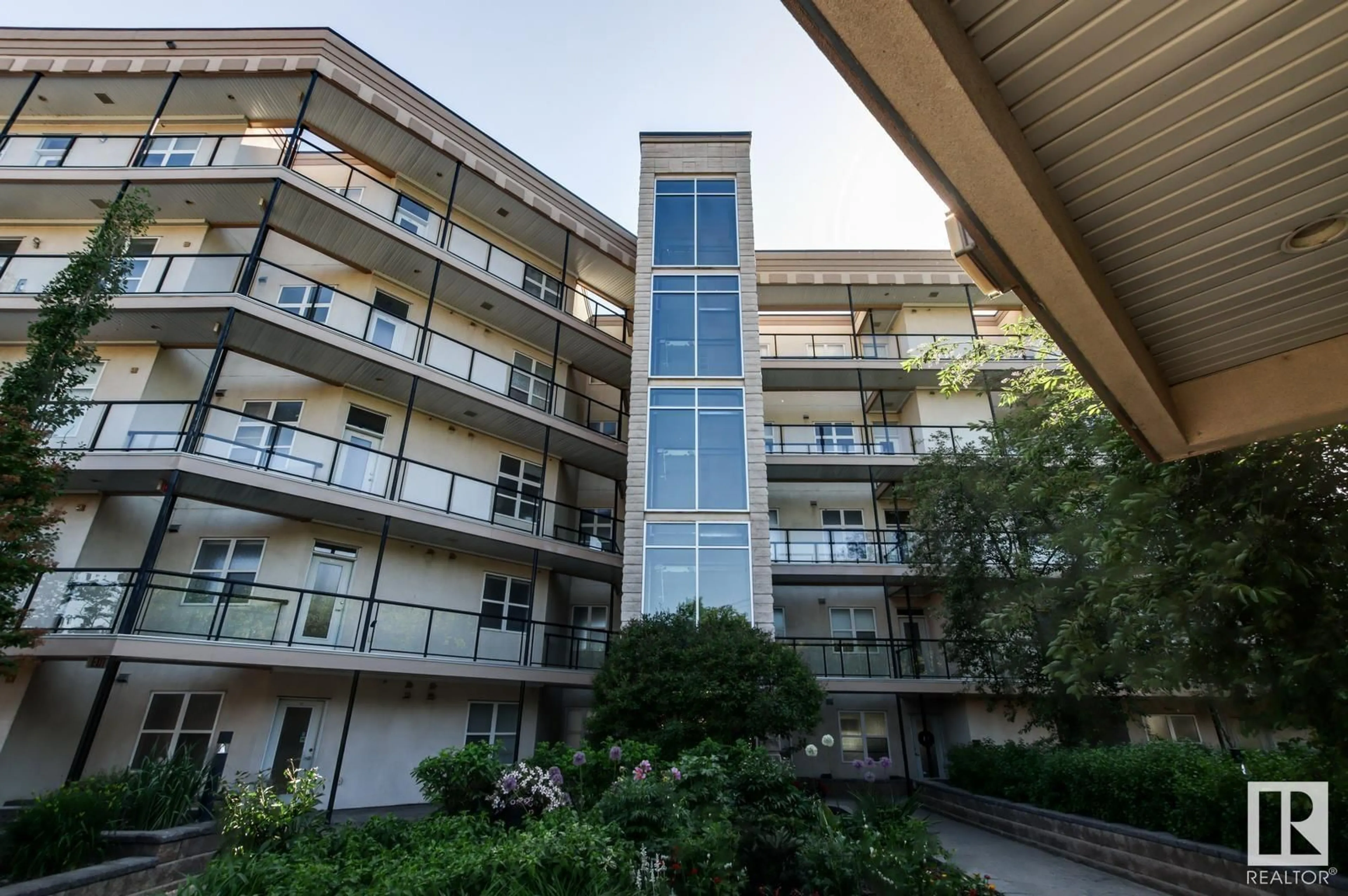 Patio, building for 506 - 9503 101 AV, Edmonton Alberta T5H4R1