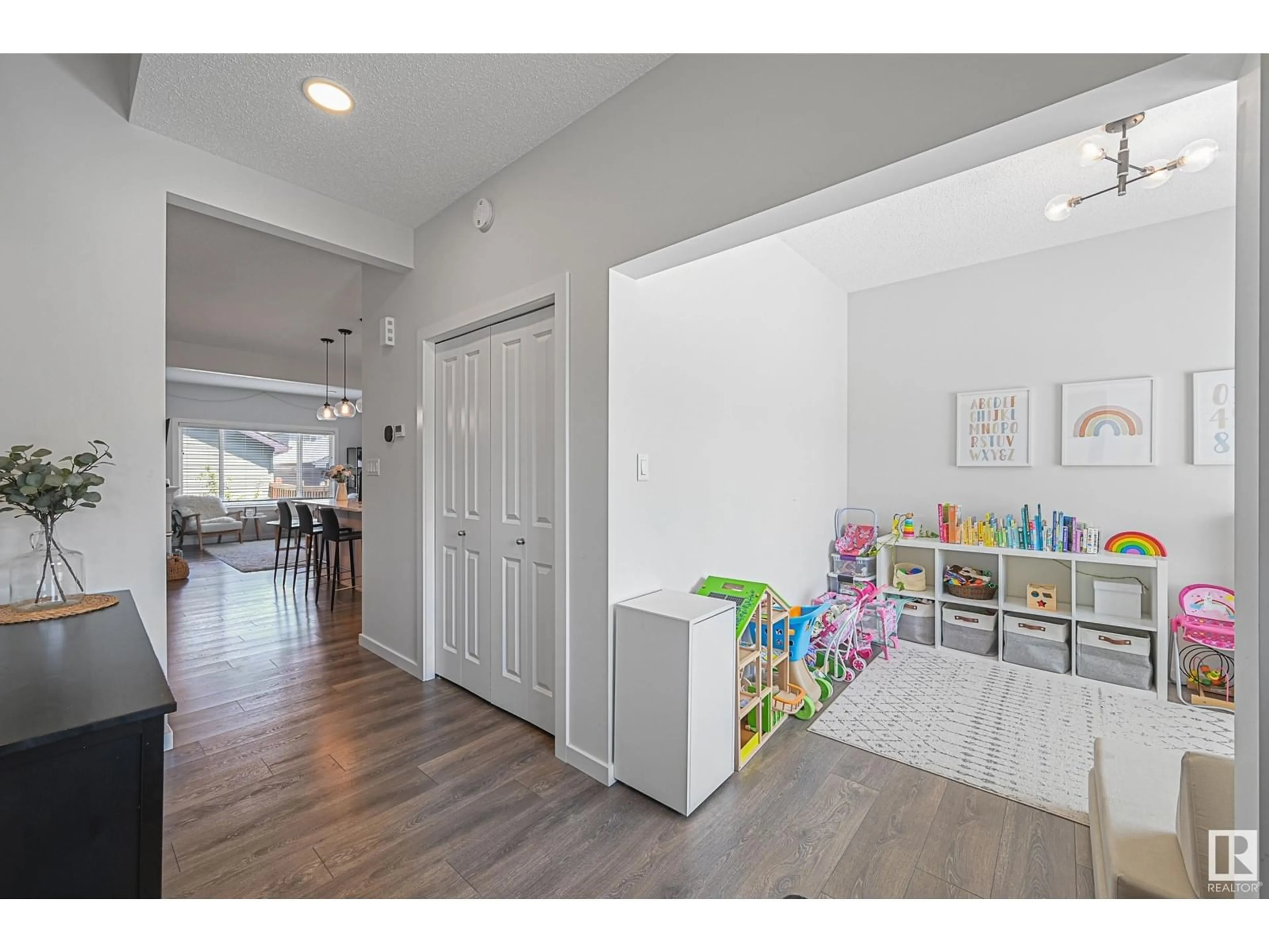 Indoor entryway for 22128 87 AV, Edmonton Alberta T5T1K8