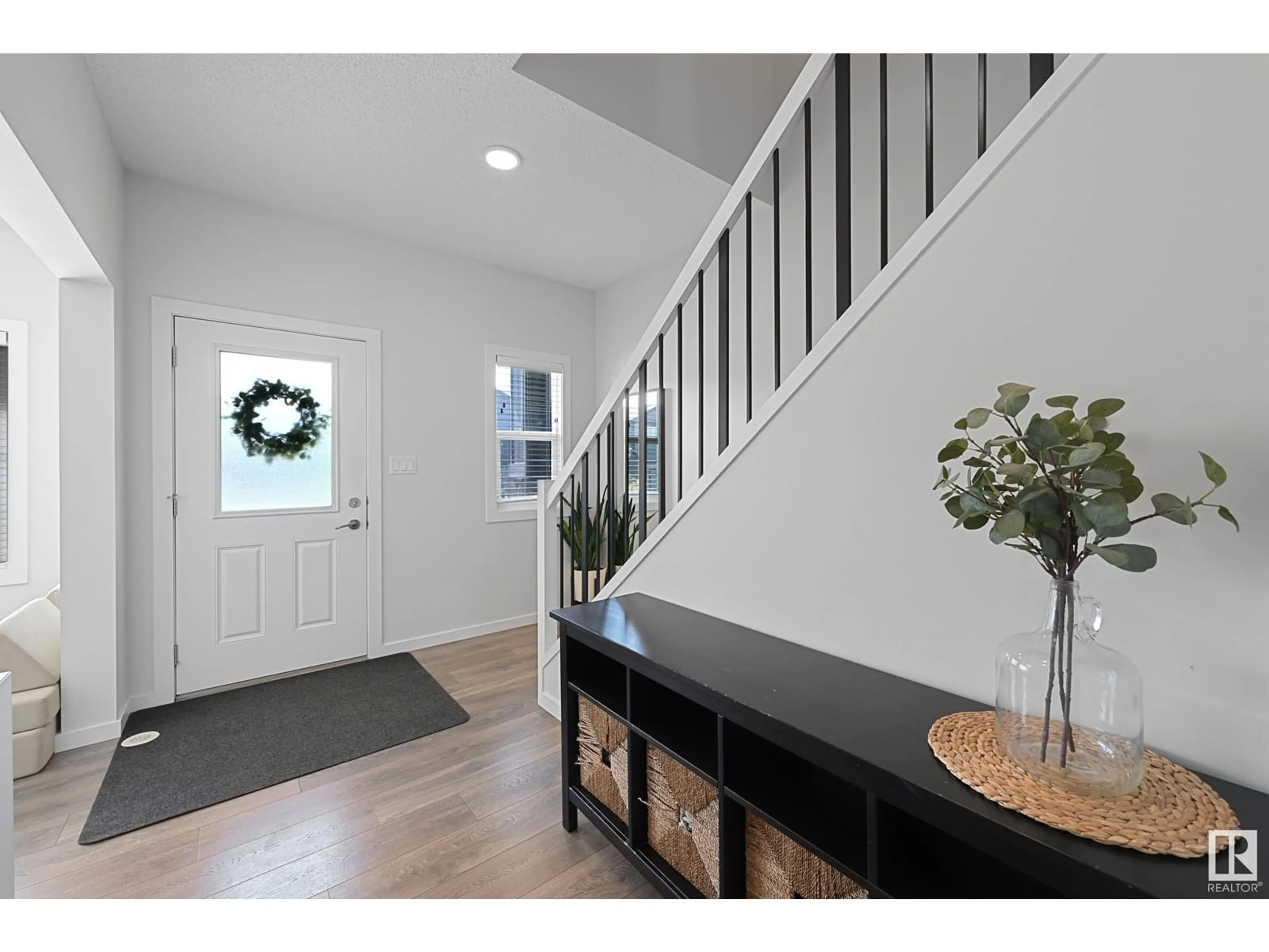 Indoor entryway for 22128 87 AV, Edmonton Alberta T5T1K8
