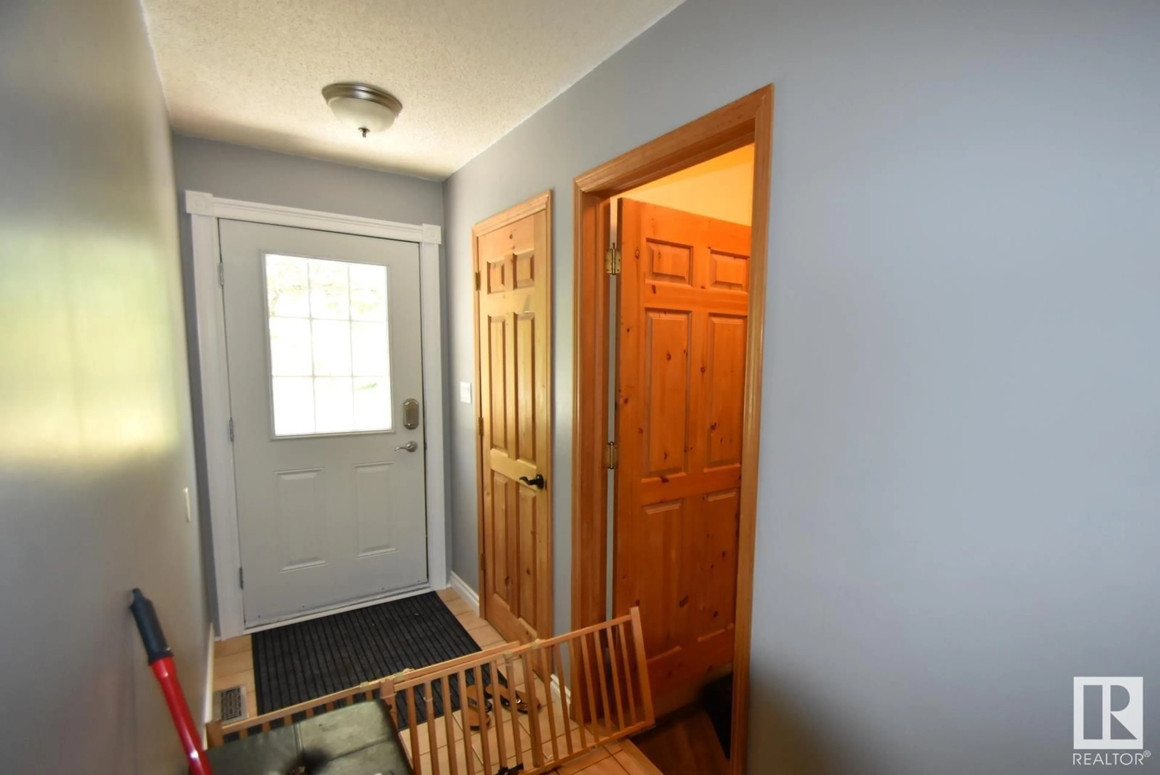 Indoor entryway for 19 - 57104 HWY 38, Rural Sturgeon County Alberta T0A2W0