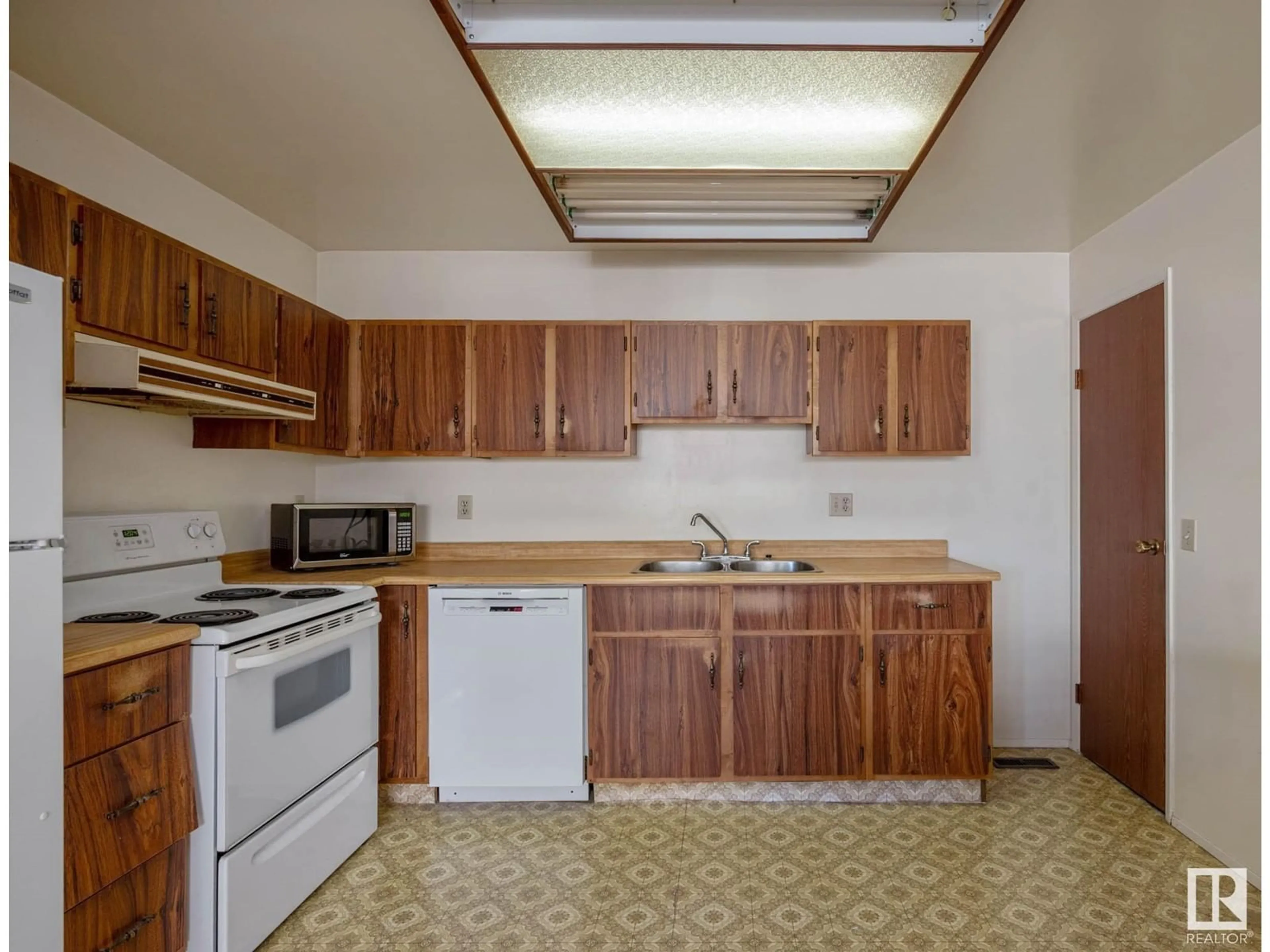 Standard kitchen, unknown for 18409 96A AV, Edmonton Alberta T5T3N8