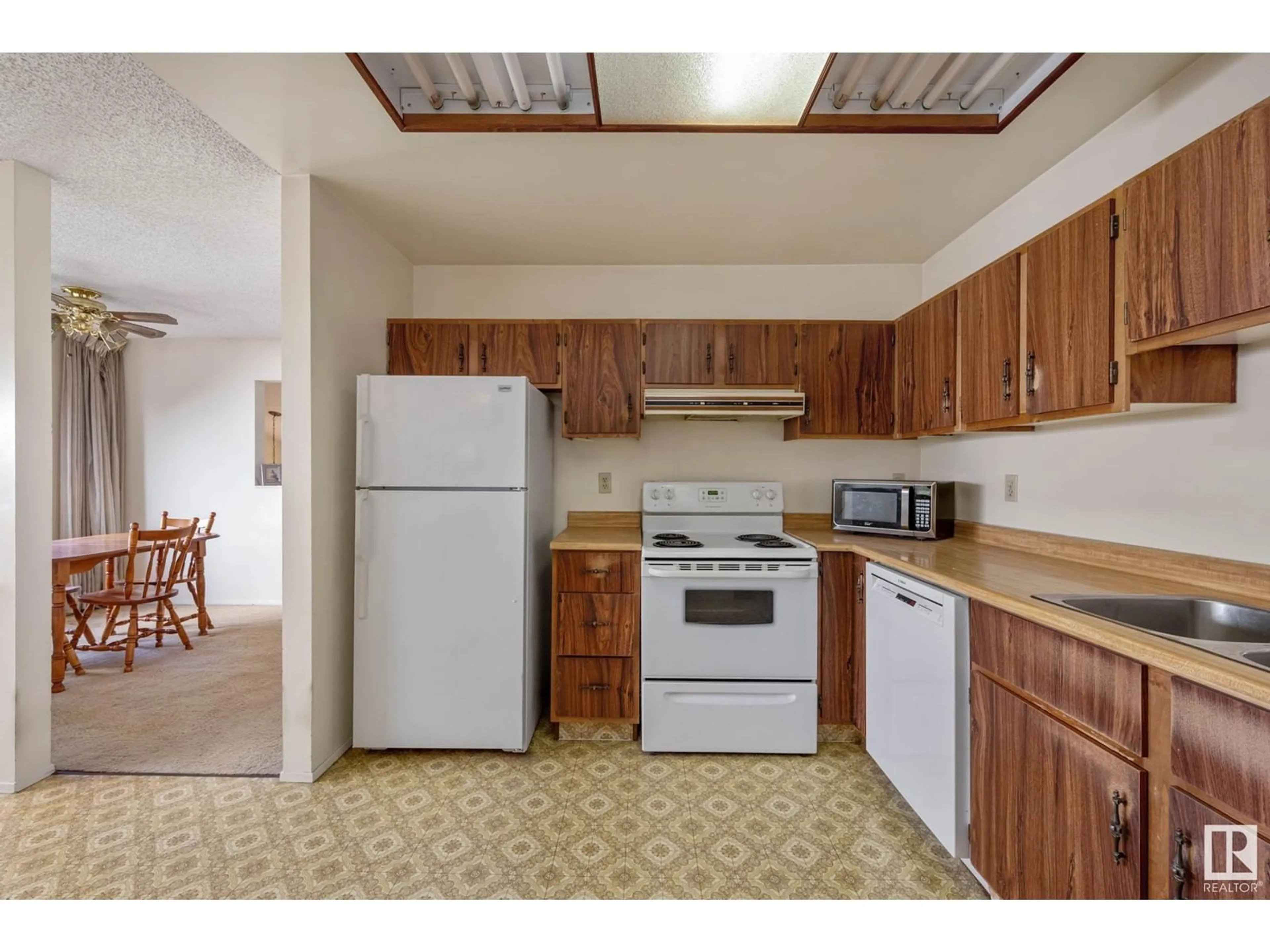 Standard kitchen, unknown for 18409 96A AV, Edmonton Alberta T5T3N8
