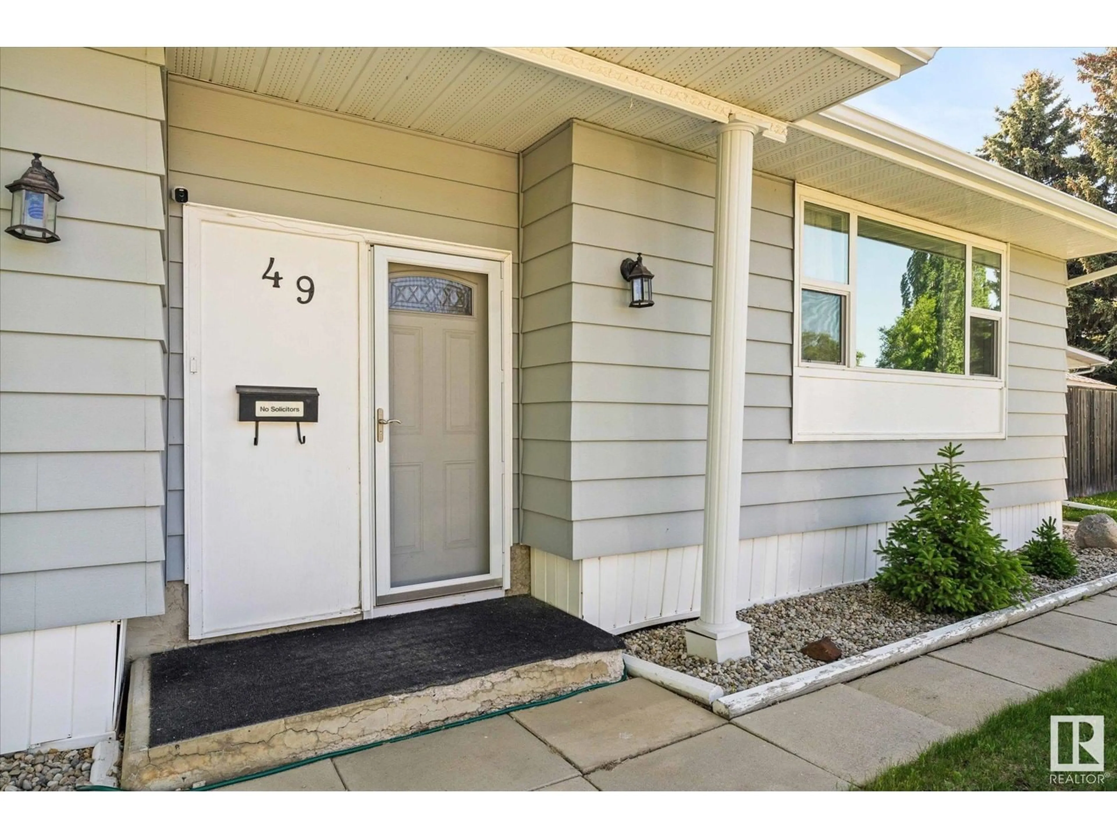 Indoor entryway for 49 BRAZEAU DR, Devon Alberta T9G1M3