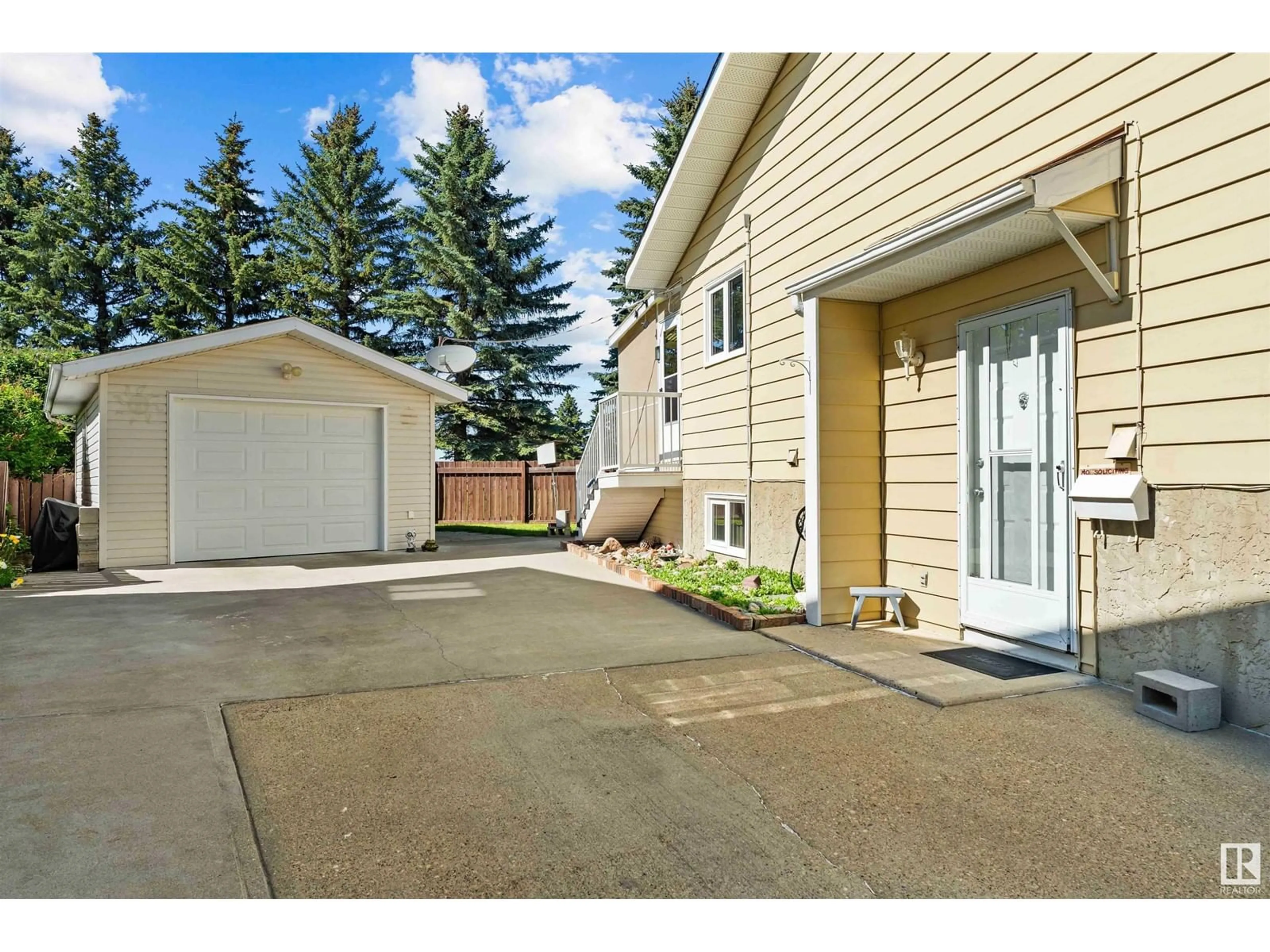 Unknown for 10416 98 AV, Morinville Alberta T8R1C8