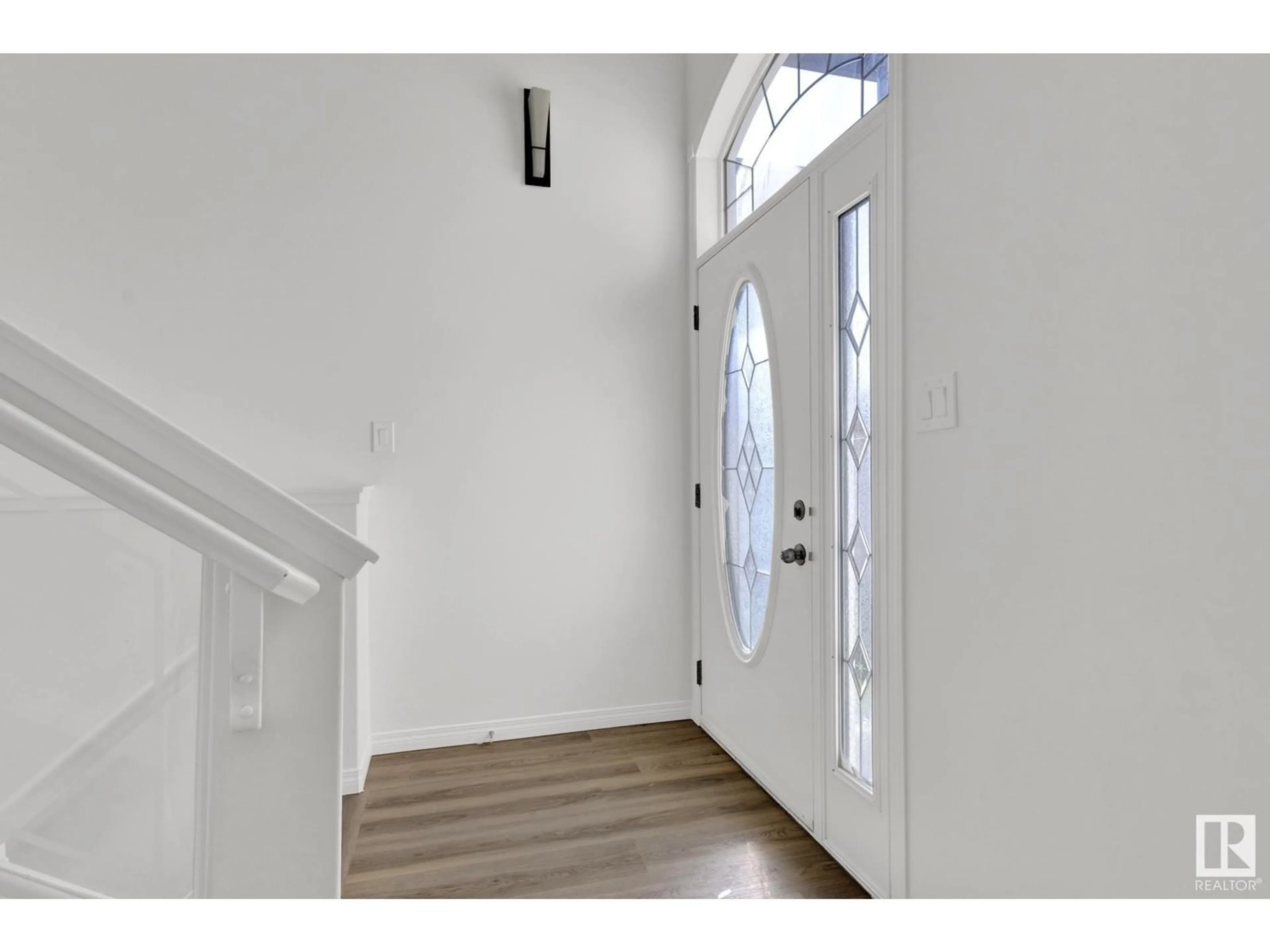 Indoor entryway for 350 MACEWAN RD, Edmonton Alberta T6W1V5