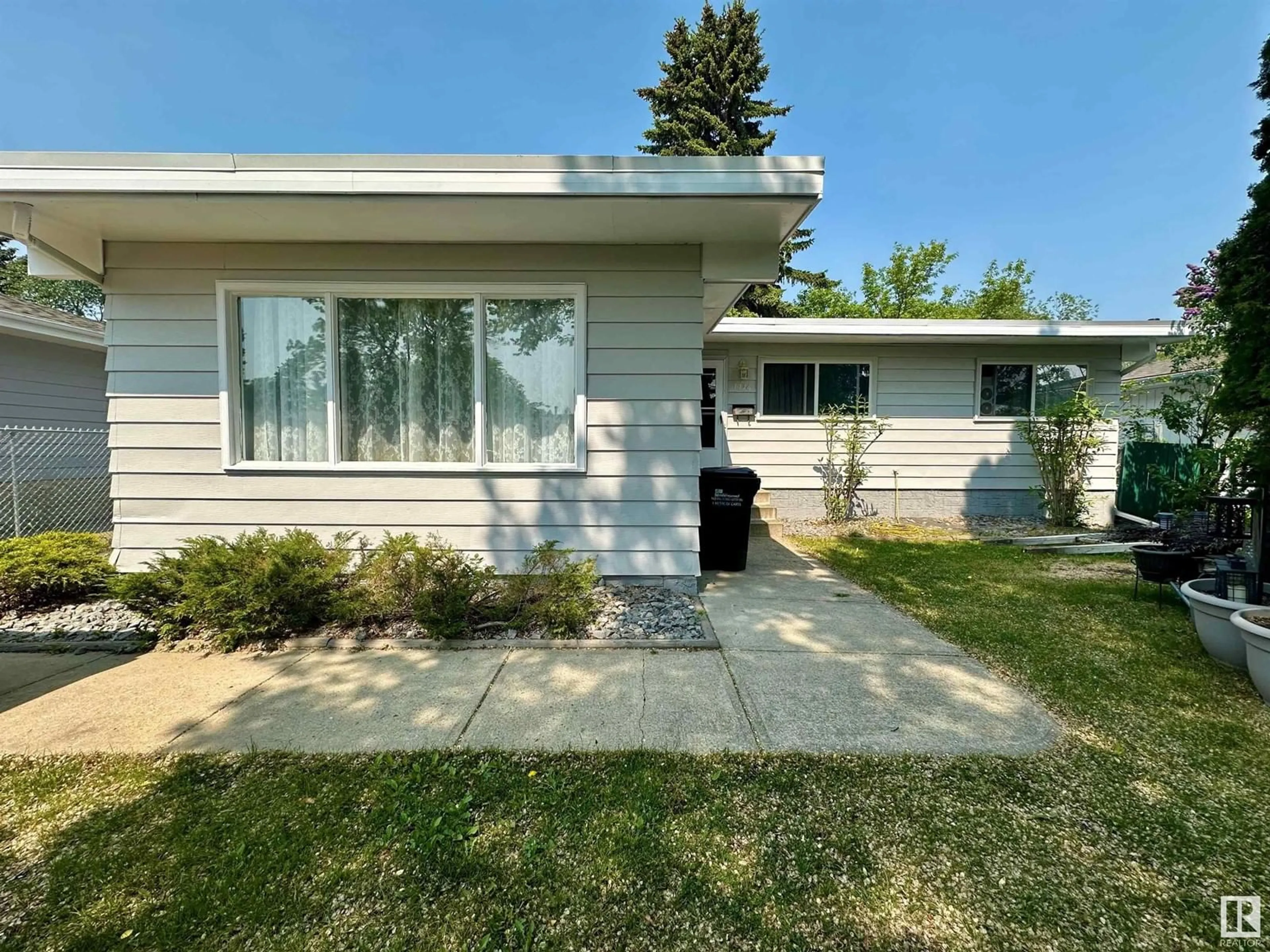Home with vinyl exterior material, street for 1114 MOYER DR, Sherwood Park Alberta T8A1E6