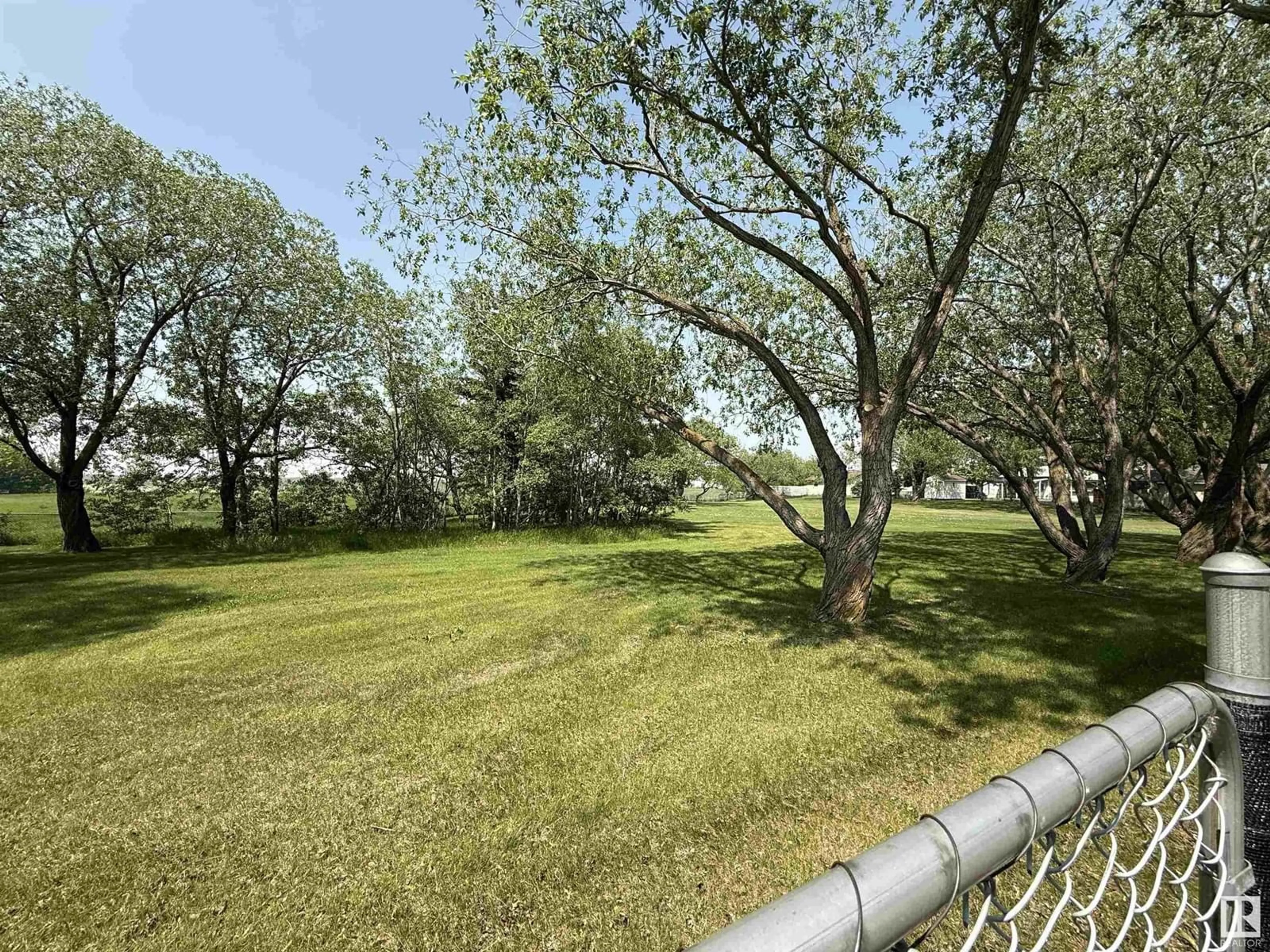 A pic from outside/outdoor area/front of a property/back of a property/a pic from drone, water/lake/river/ocean view for 1114 MOYER DR, Sherwood Park Alberta T8A1E6