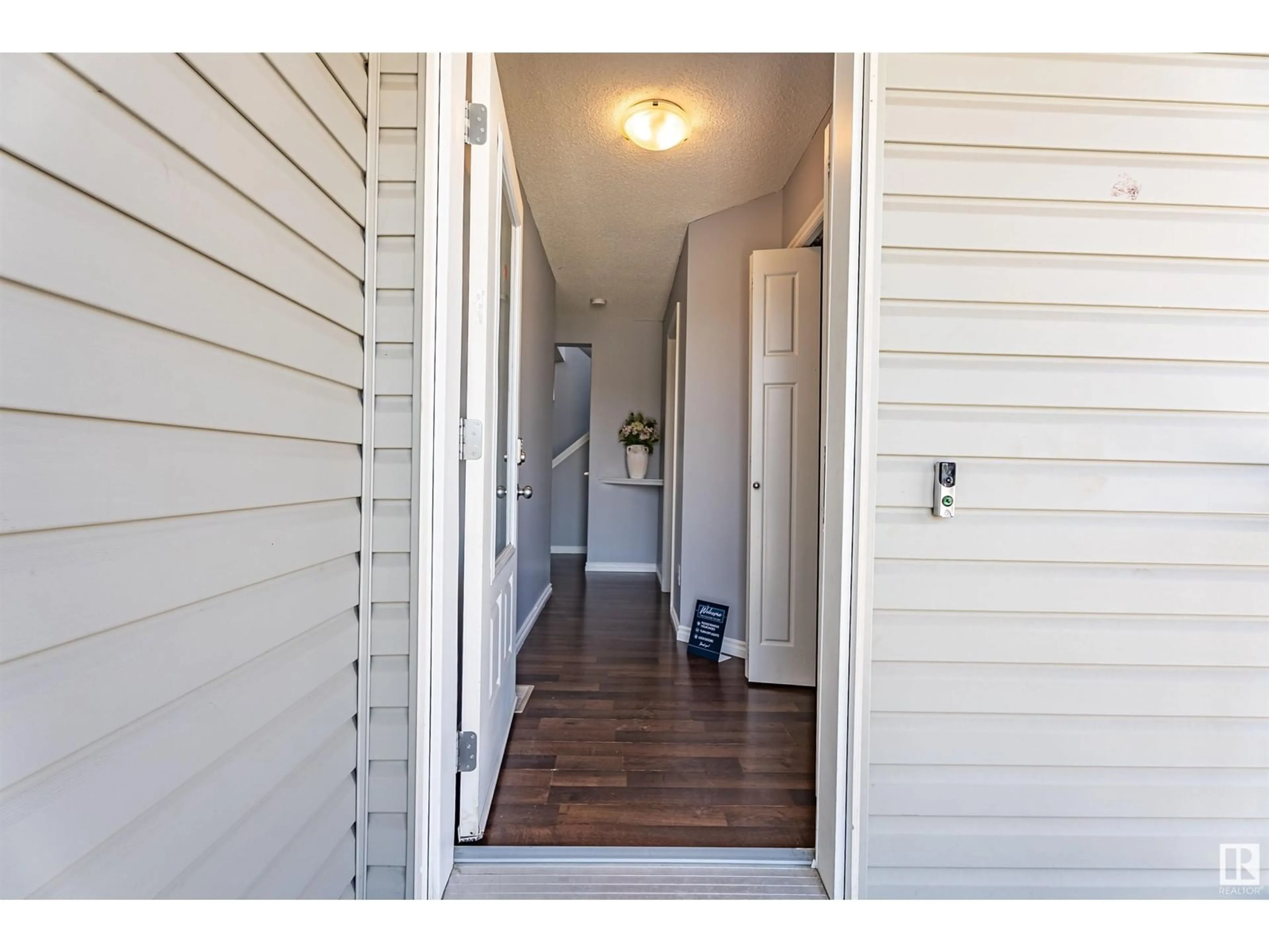 Indoor entryway for 3730 9 ST, Edmonton Alberta T6T0S2