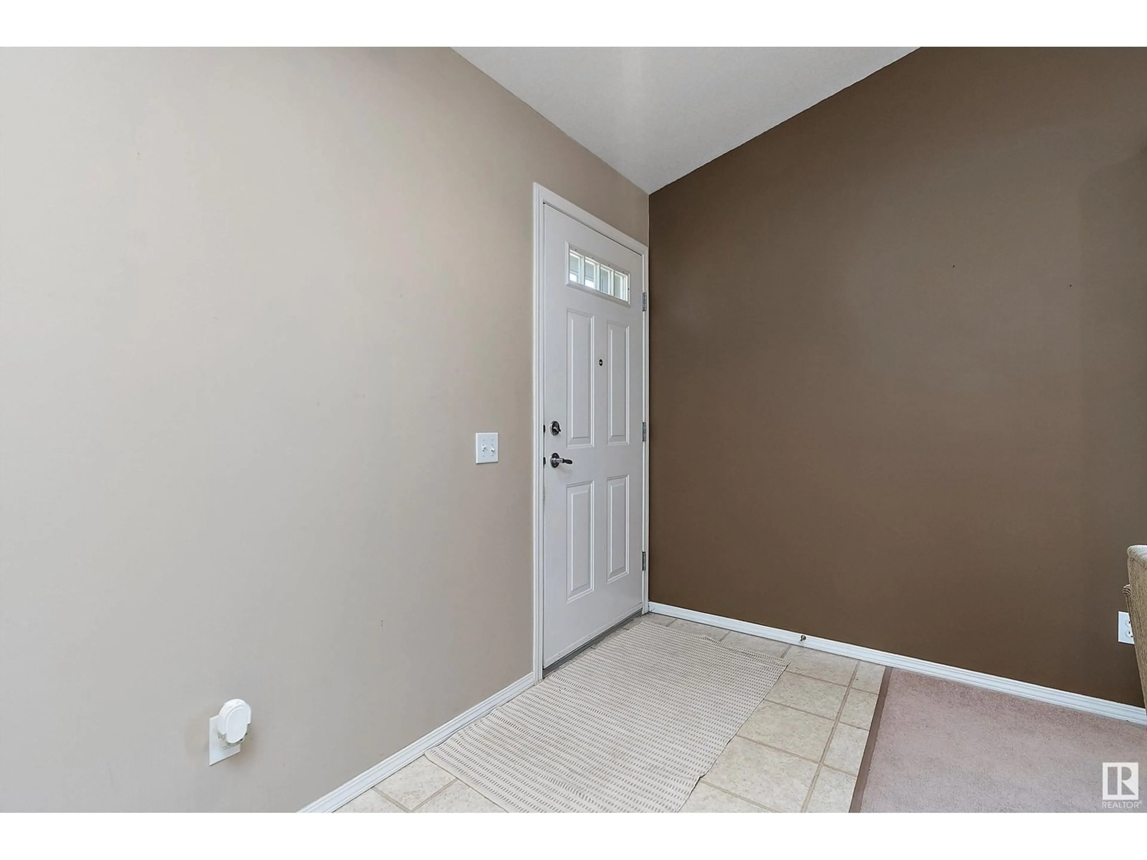 Indoor entryway for 35 CHRISTINA CT, Sherwood Park Alberta T8H2H4