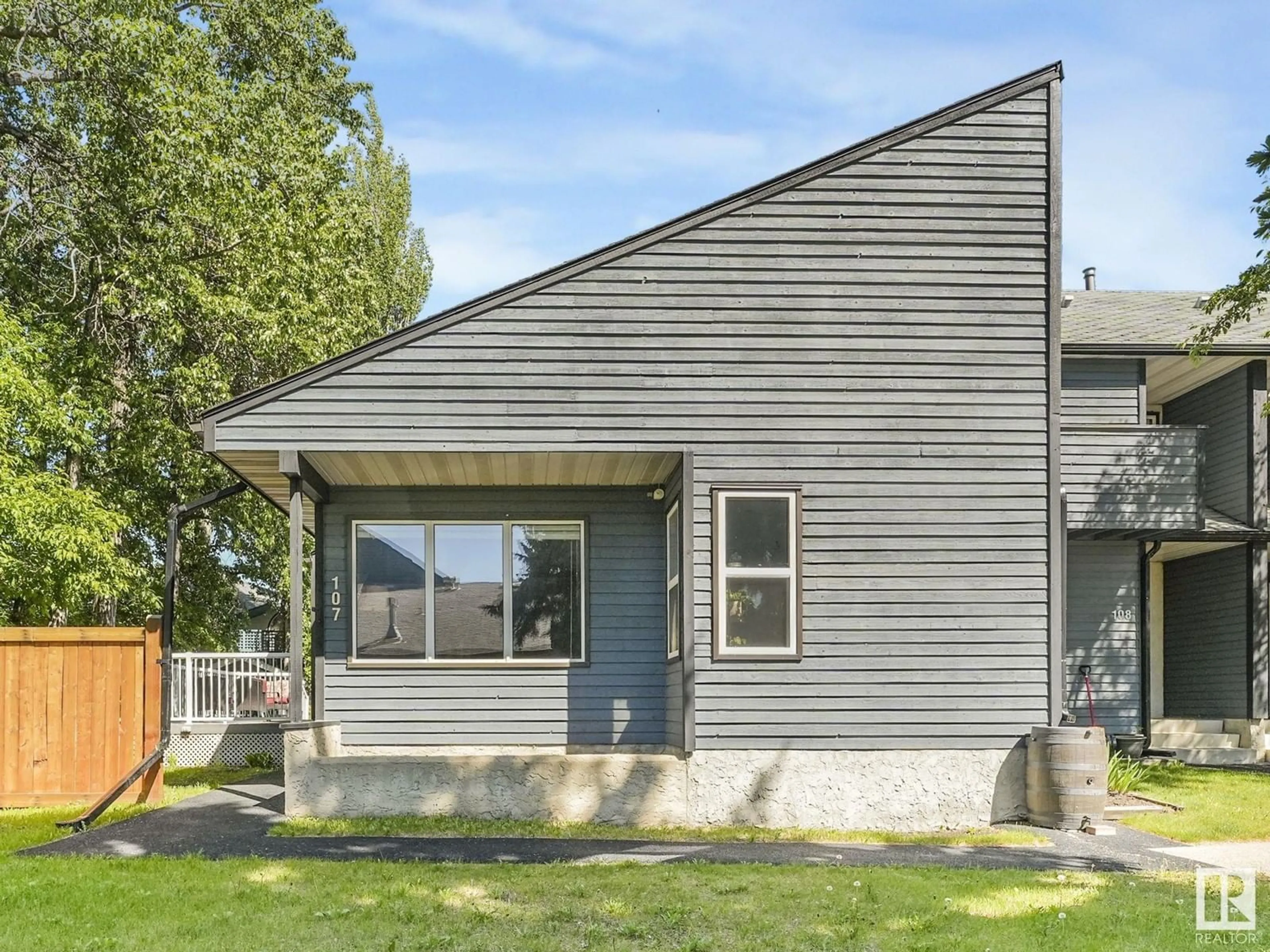 Home with vinyl exterior material, street for #107 - 107 GRANDIN RD, St. Albert Alberta T8N6H7